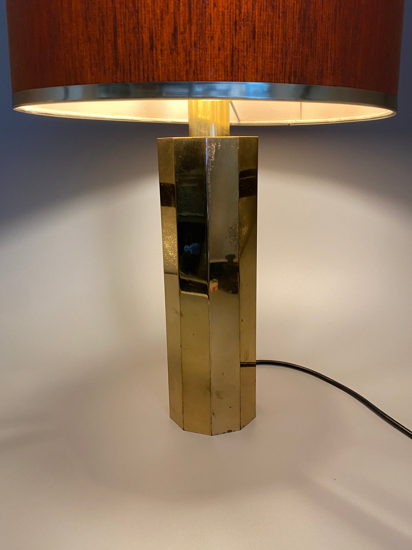 Tischlampe im Hollywood Regency Stil mit Messing-Sockel um 1970