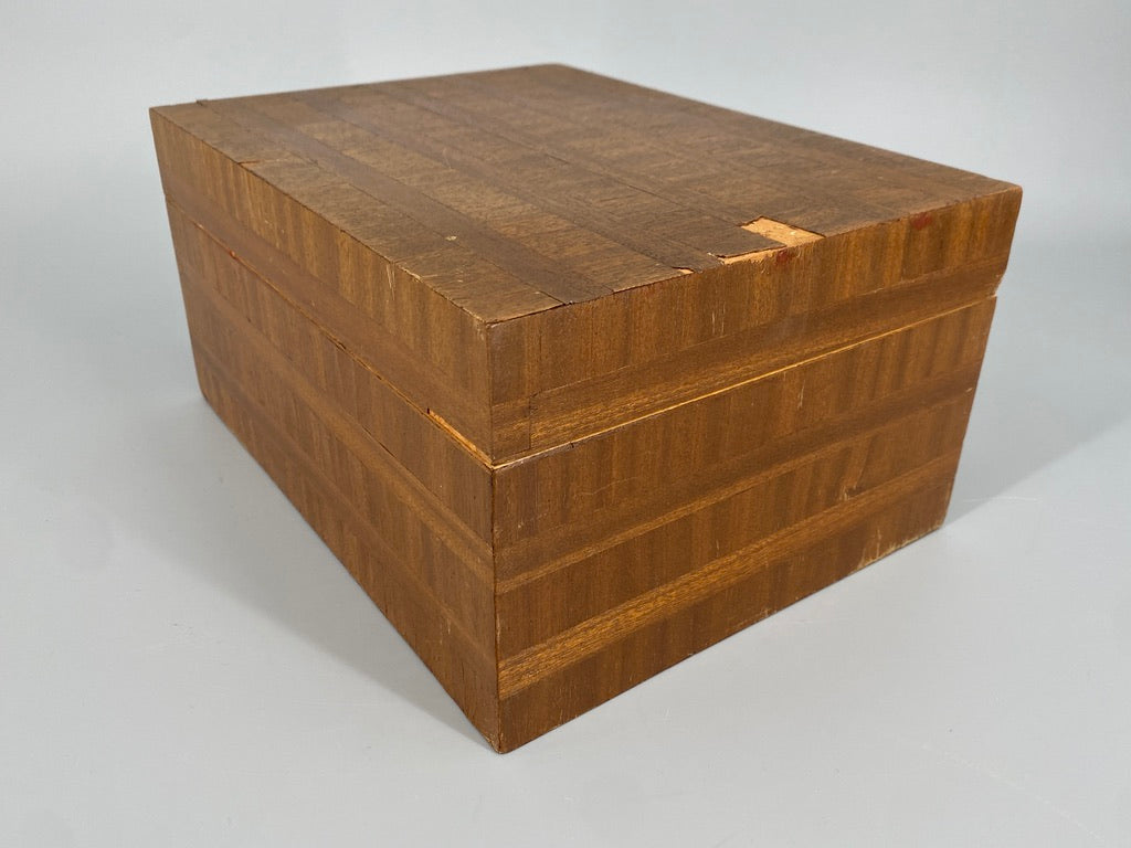 Holzschatulle mit Nussbaumfurnier in Streifenmuster, spätes Art-Deco