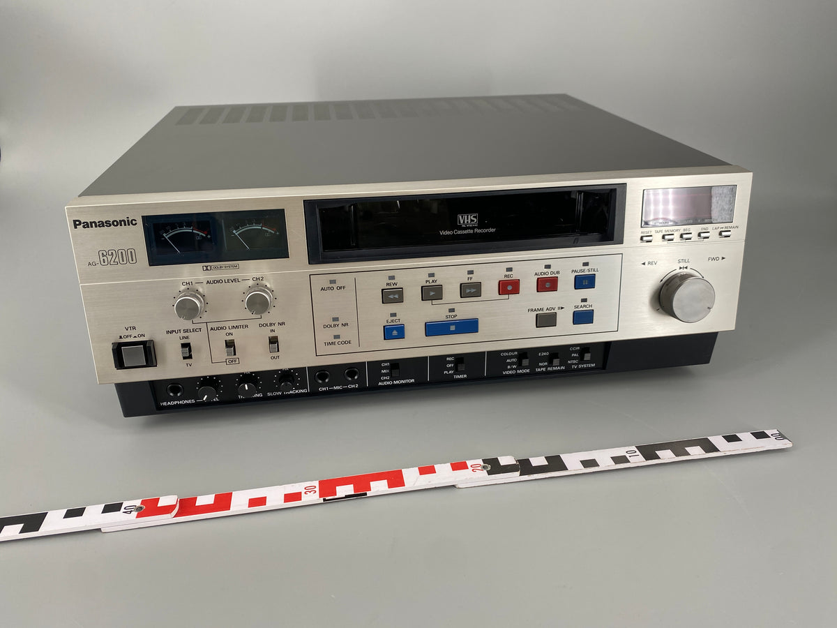 Unbenutzter Profi Videorecorder PANASONIC AG 6200 für PAL /NTSC in der orginal Verpackung, Japan 1980er