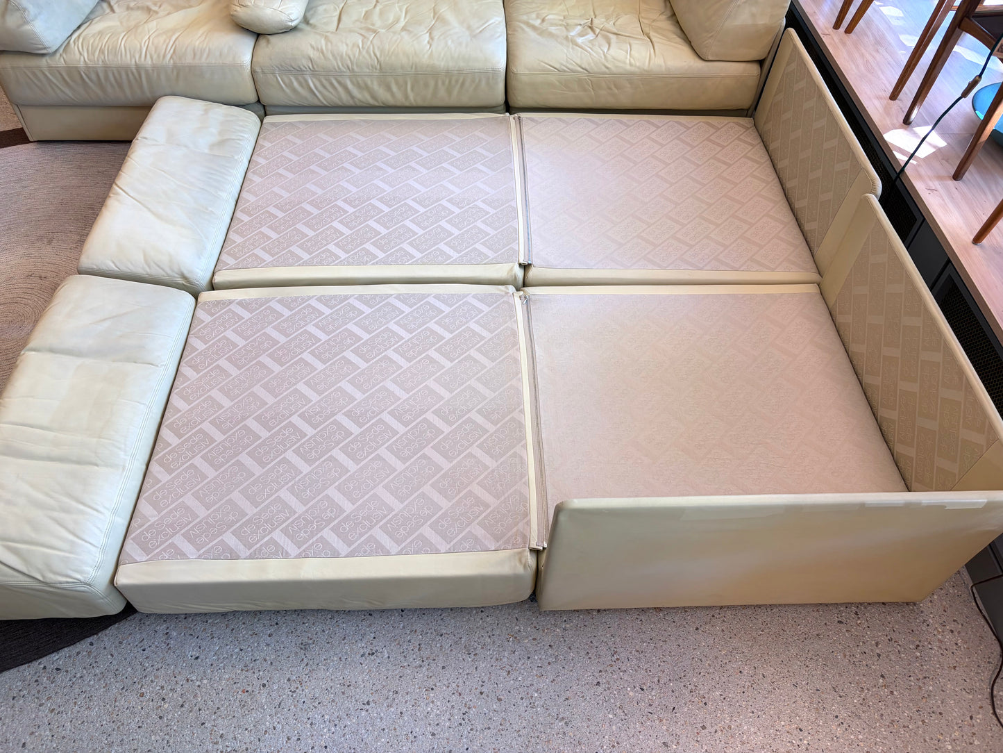 Couchgarnitur DS76 von De Sede aus cremefarbenem Leder mit Gästebettfunktion, Schweiz 1970er