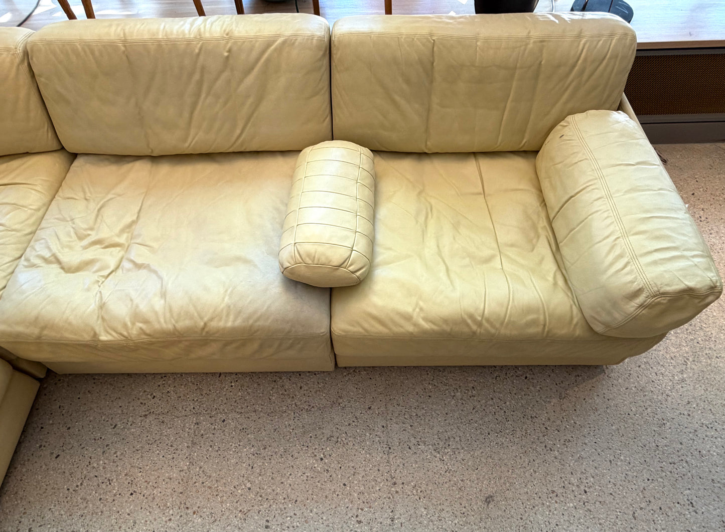Couchgarnitur DS76 von De Sede aus cremefarbenem Leder mit Gästebettfunktion, Schweiz 1970er