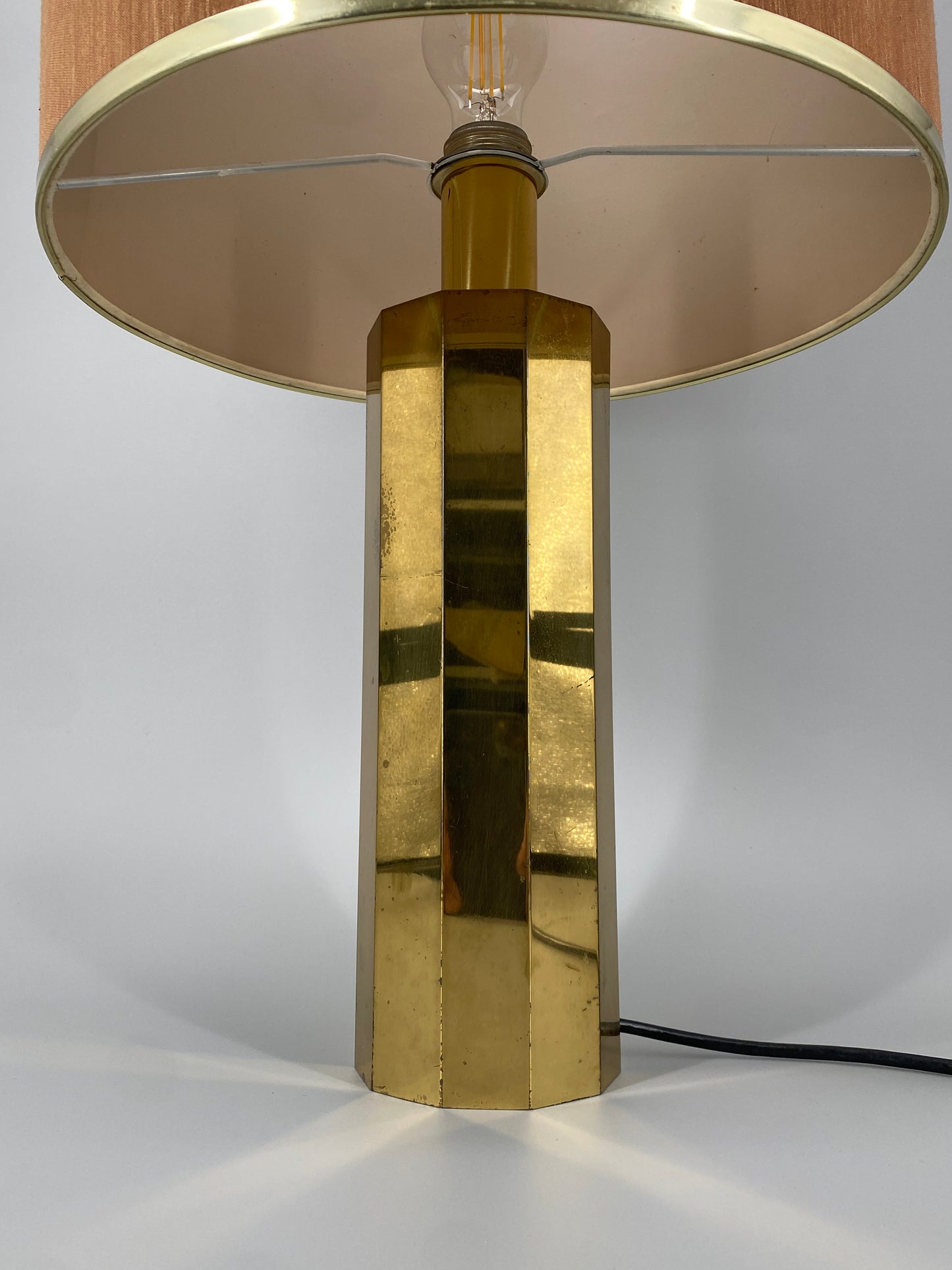Tischlampe im Hollywood Regency Stil mit Messing-Sockel um 1970
