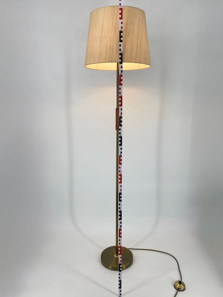 Mid Century Design Stehlampe mit Stoffschirm und Teakholzgriff um 1960