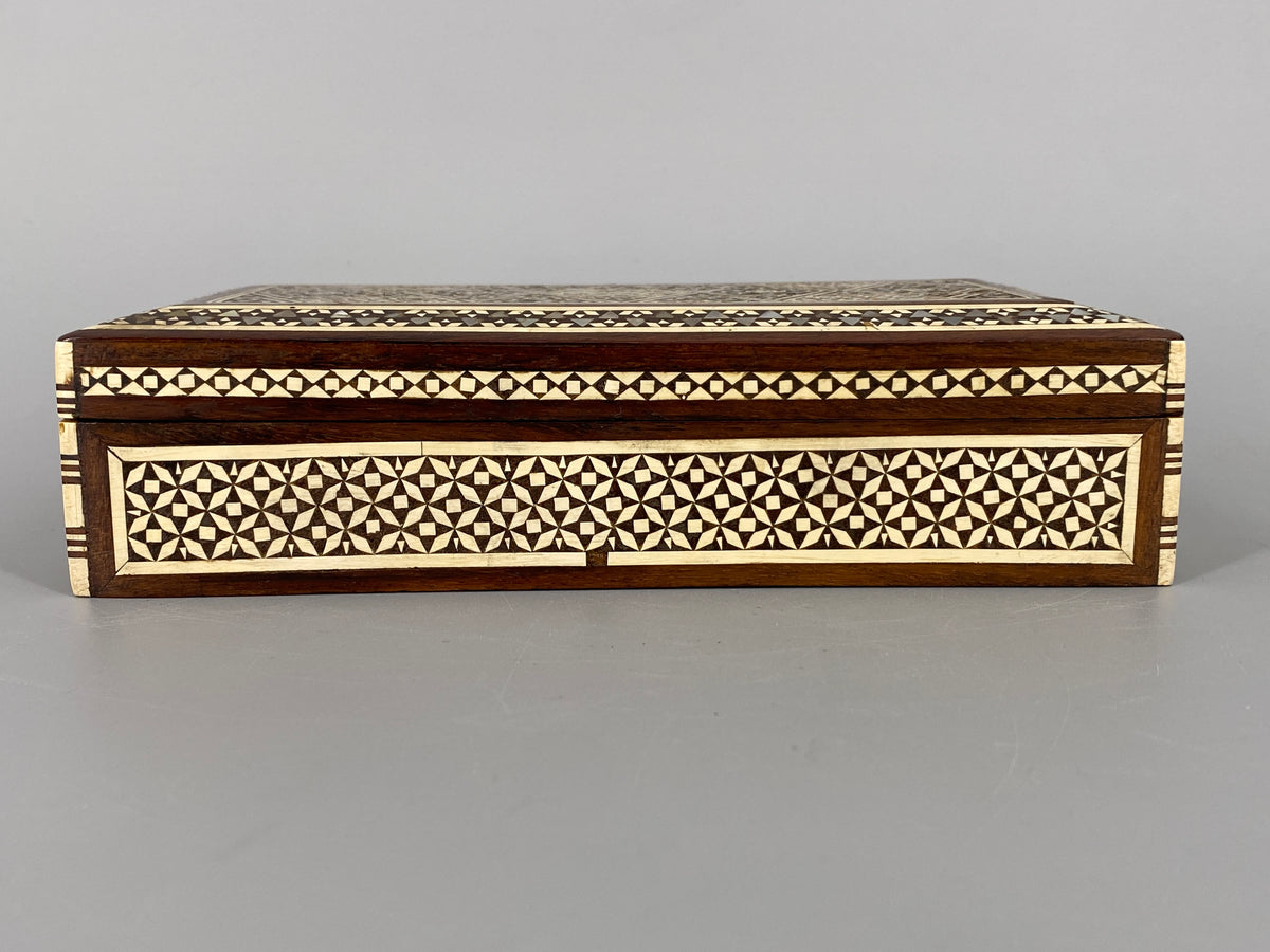 Holzschatulle aus Teakholz mit geometrischen Intarsien, Perlmutteinlagen