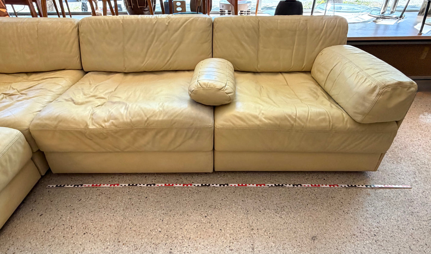 Couchgarnitur DS76 von De Sede aus cremefarbenem Leder mit Gästebettfunktion, Schweiz 1970er