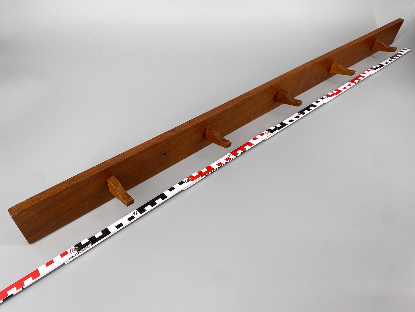 Mid Century Design Wandgarderobe aus massiven Teakholz, um 1950