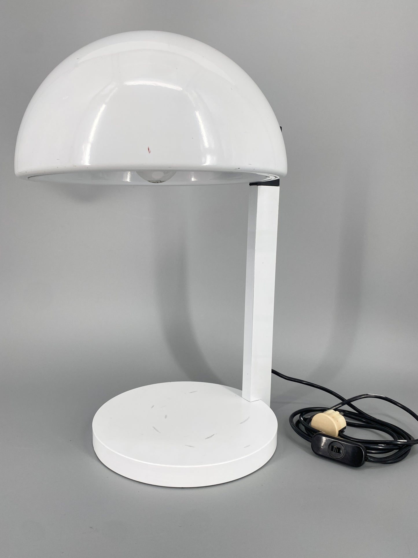 Postmoderne Tischlampe mit charakteristischem halbkugelförmigen Lampenschirm, um 1980