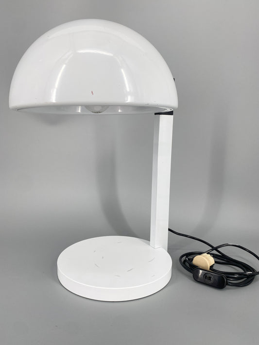 Postmoderne Tischlampe mit charakteristischem halbkugelförmigen Lampenschirm, um 1980