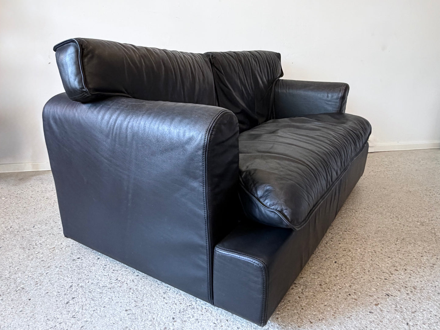 Seltenes schwarzes Ledersofa, 2-Sitzer, von Arcon Italia, Italien 1980er