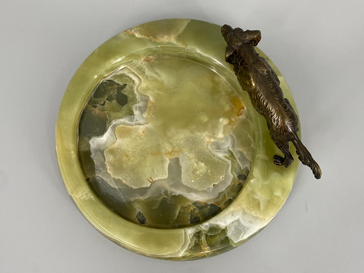 Grosse Art Deco Ablageschale aus Natur-Onyx mit einer Jagdhundfigur, um 1920