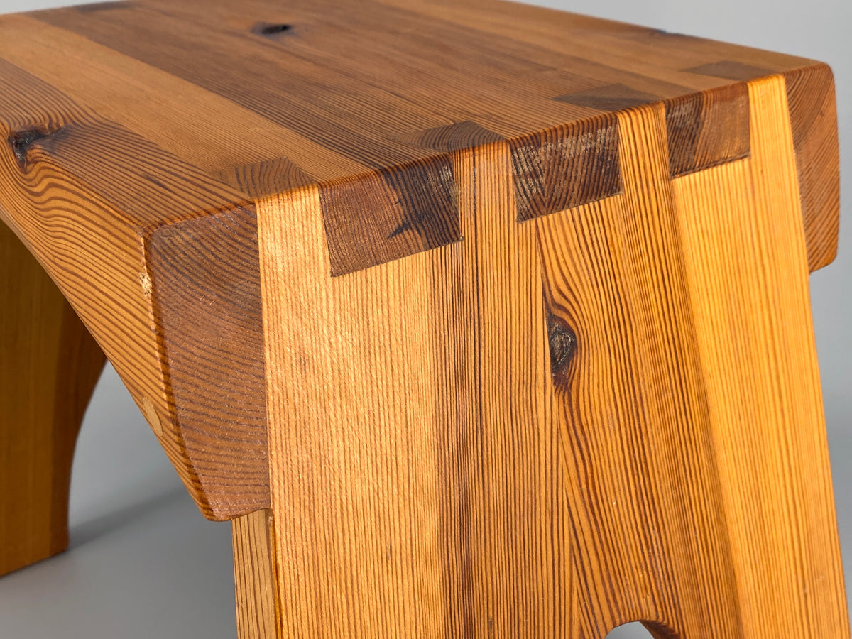 Mid Century Design Hocker aus massiven Kieferholz und schöner Zapfenverbindung