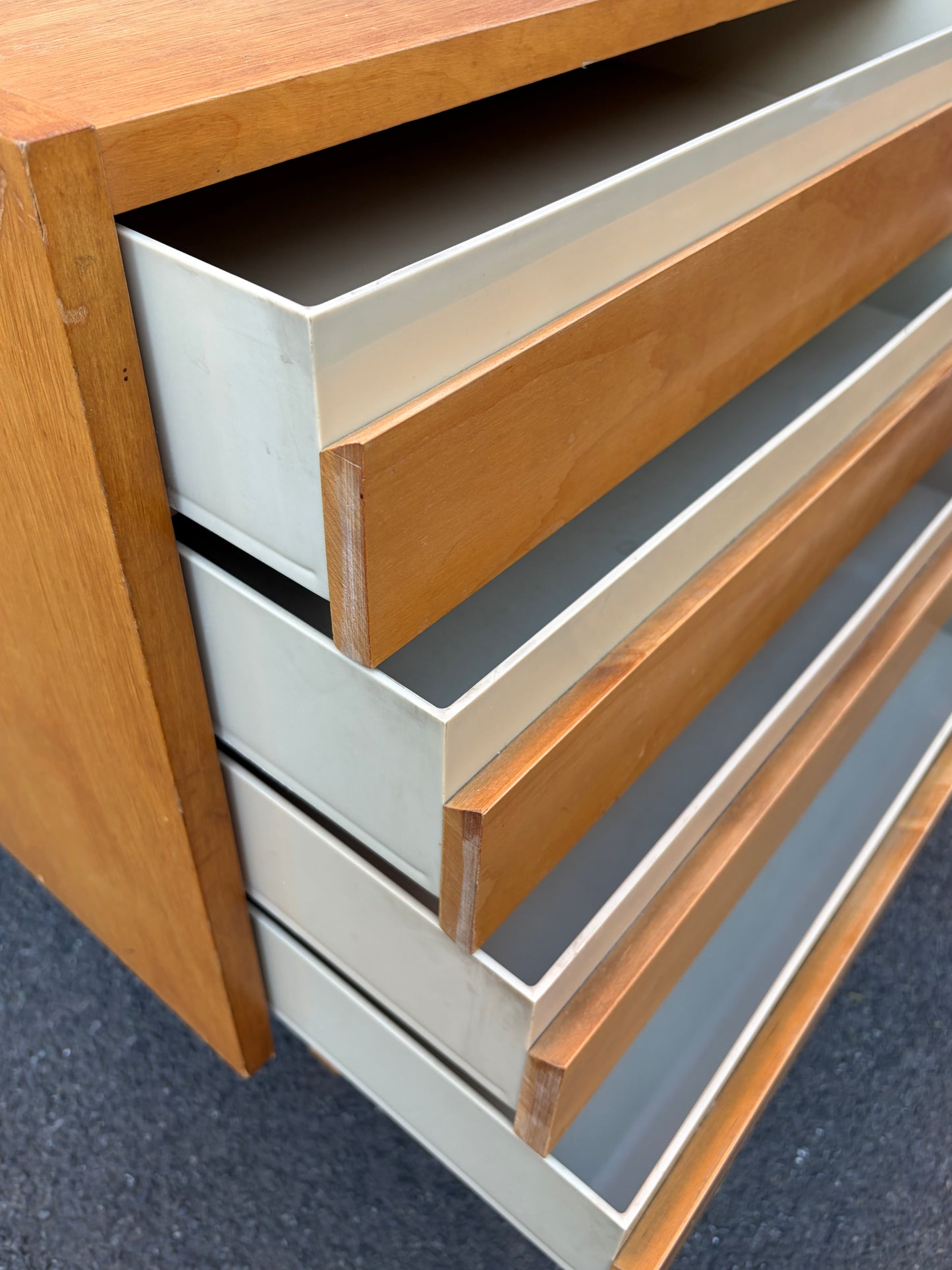 Kleines Sideboard in Birke von der VEB Deutsche Werkstätten Hellerau, DDR 1957