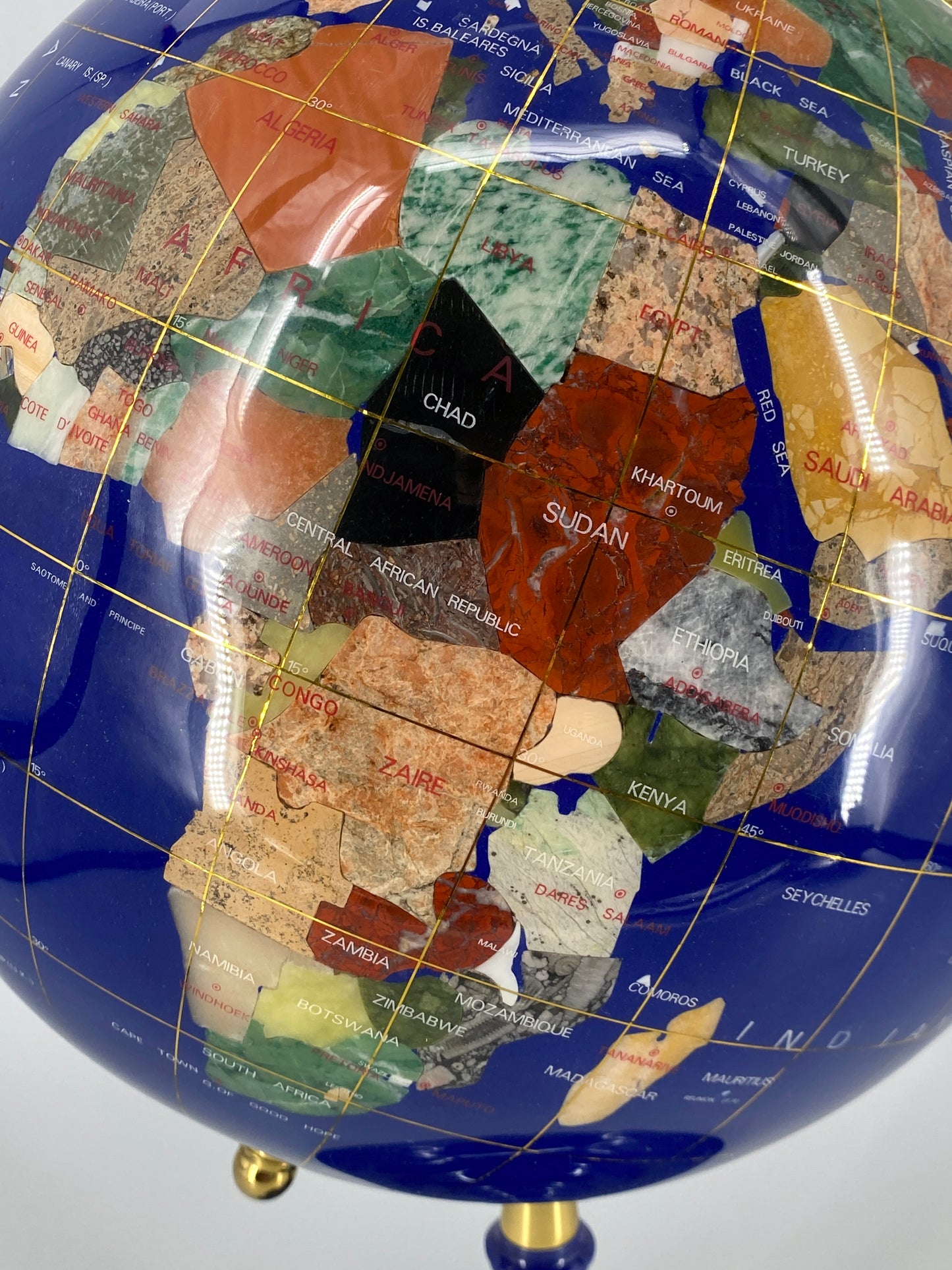 Große, imposante Weltkugel Globus mit Ländern aus eingelegten Halbedelsteinen und Perlmutt, 1990er