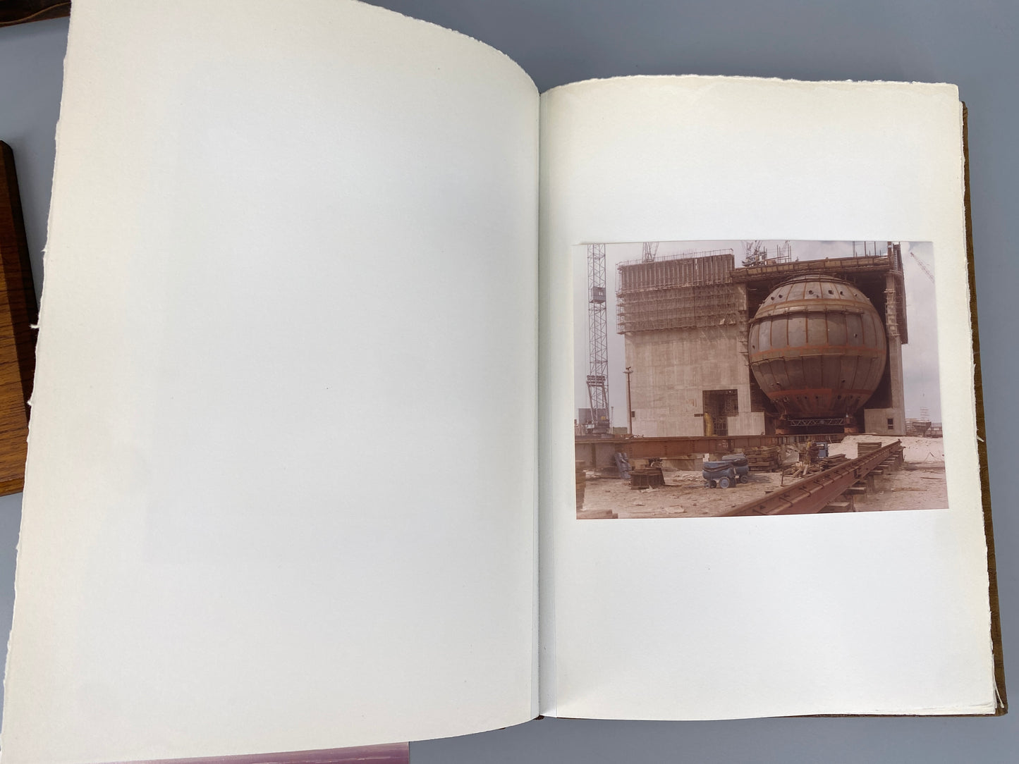 Erinnerungsstücke  und Fotos aus der Mitarbeit beim Atomkraftwerk Brunsbüttel, Deutschland 1980