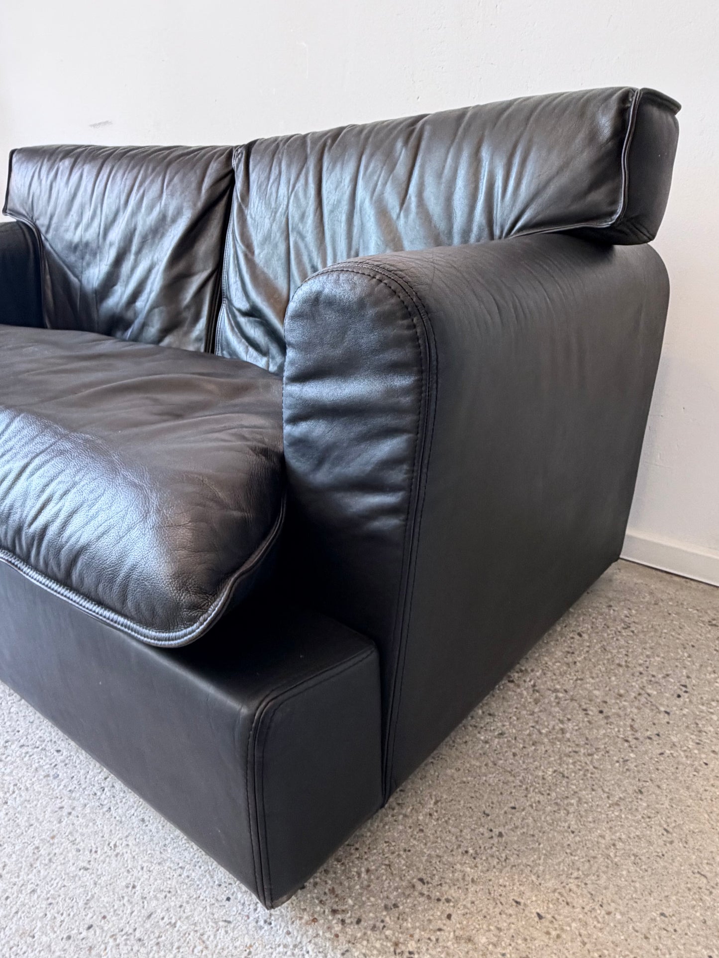 Seltenes schwarzes Ledersofa, 2-Sitzer, von Arcon Italia, Italien 1980er