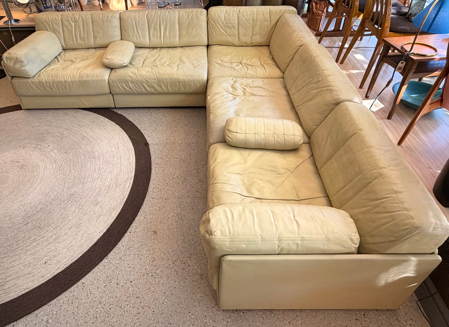 Couchgarnitur DS76 von De Sede aus cremefarbenem Leder mit Gästebettfunktion, Schweiz 1970er