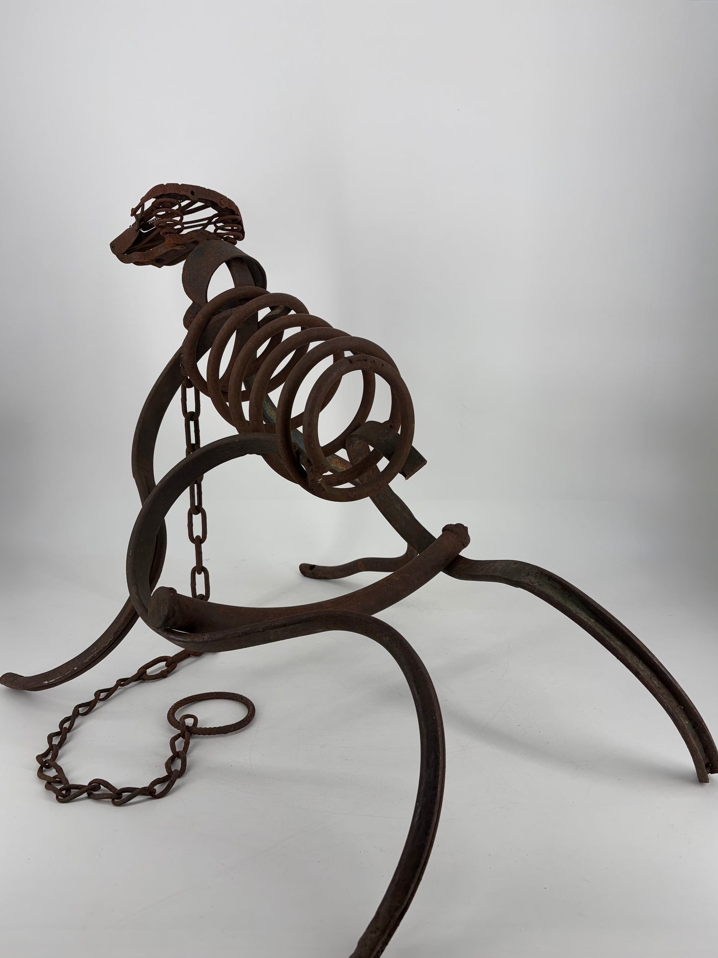 Geschmiedete Skulptur aus Metallschrott in Hundeform