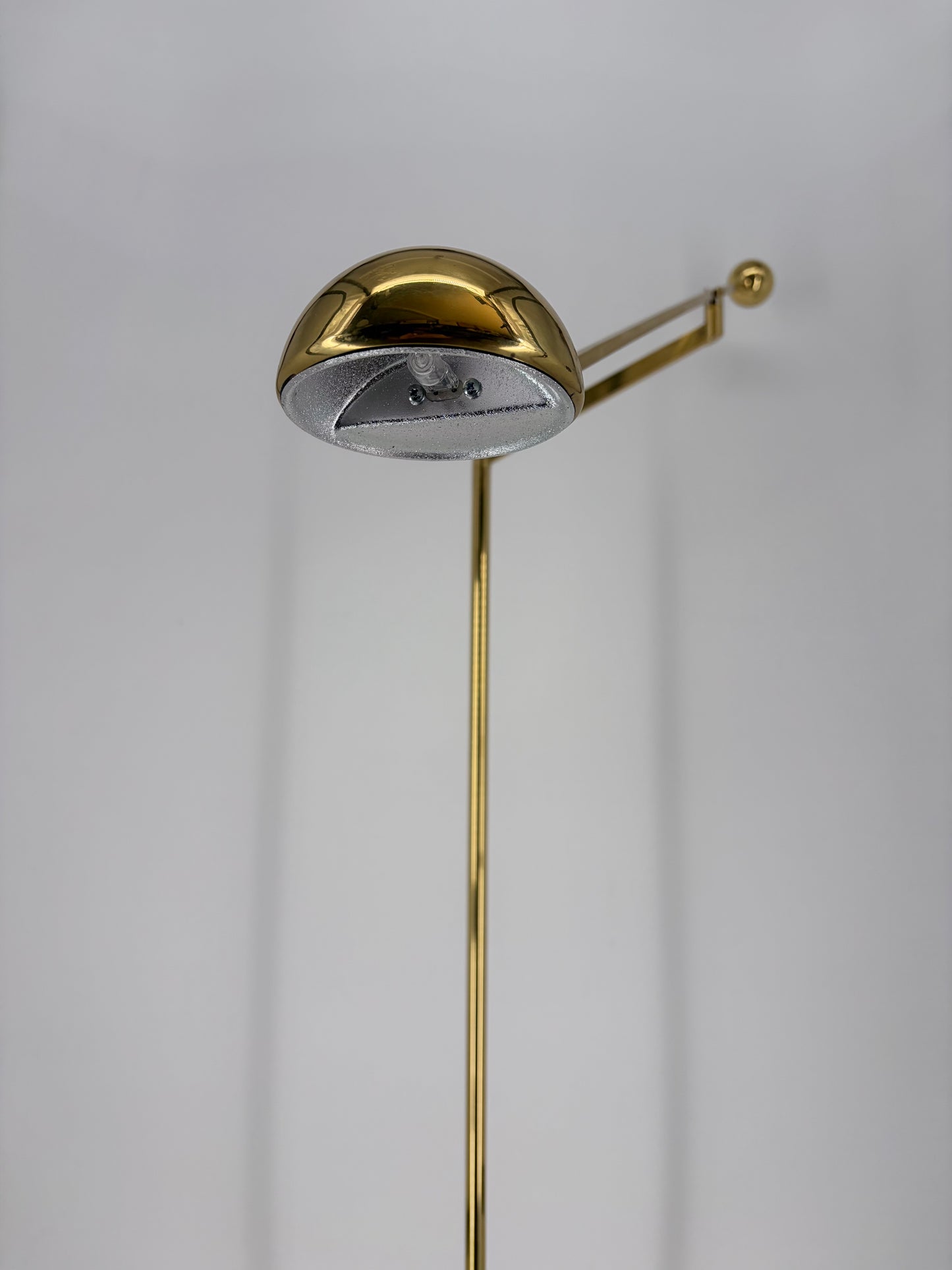 Balance Stehlampe. mit Schwenkarm von Sölken Leuchten in gold, Deutschland 1980er