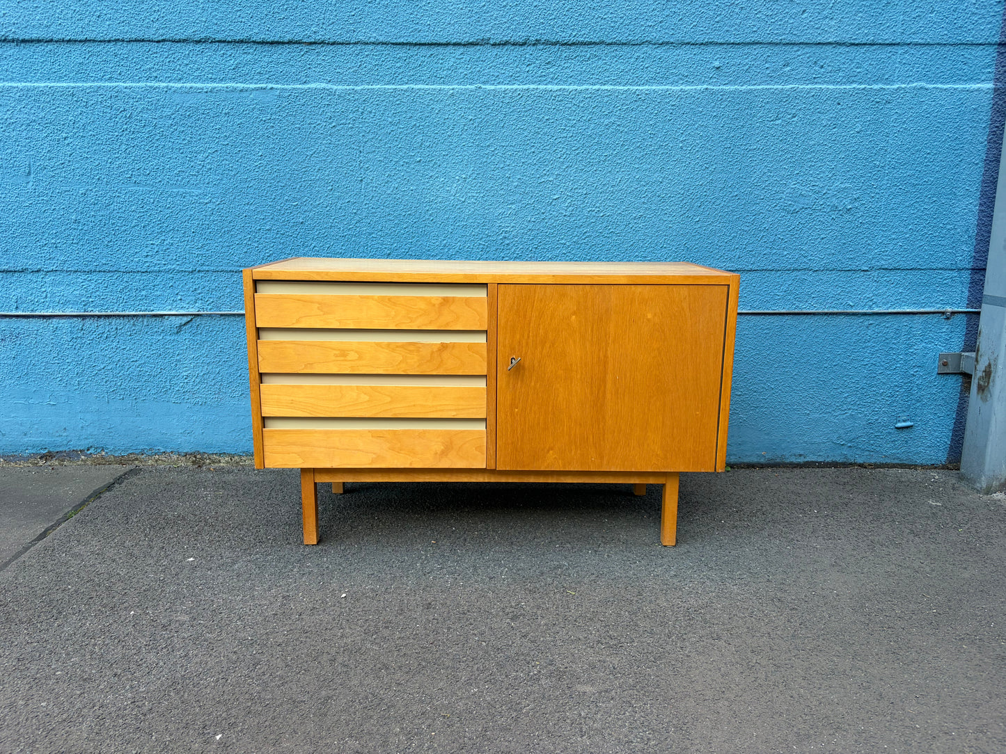 Kleines Sideboard in Birke von der VEB Deutsche Werkstätten Hellerau, DDR 1957