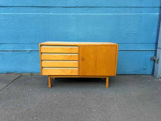 Kleines Sideboard in Birke von der VEB Deutsche Werkstätten Hellerau, DDR 1957