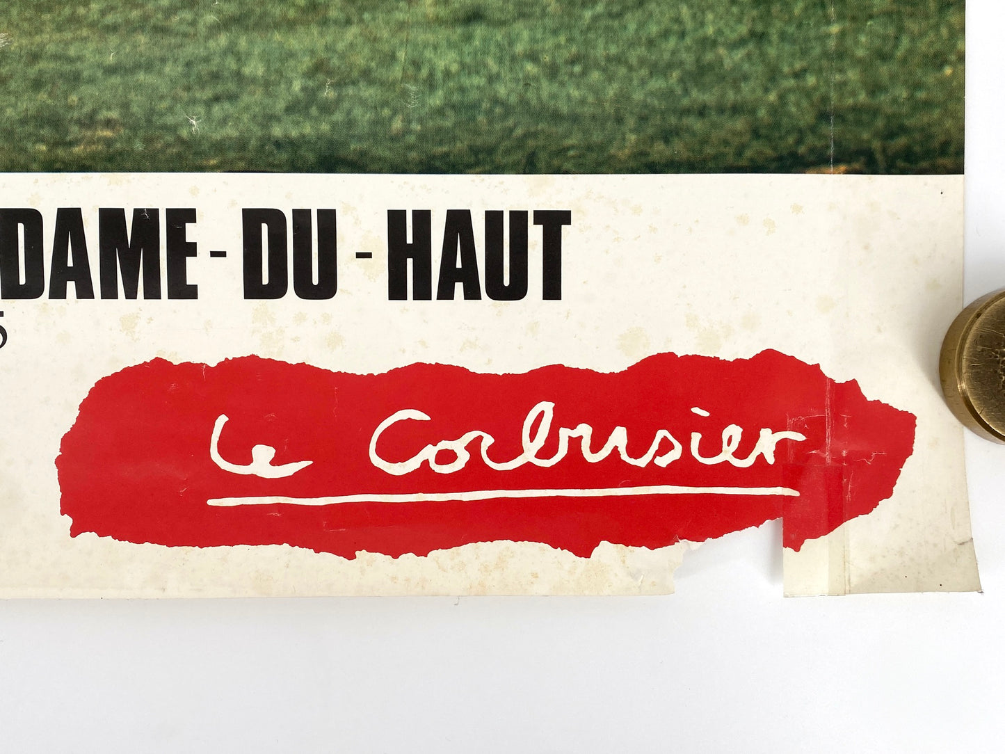 2 Architektur Plakate von der Kapelle-Notre-Dame-du-Haut in Ronchamp, die von Le Corbusier (1887–1965) entworfen wurde