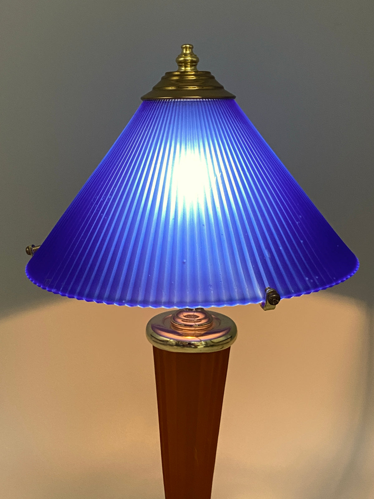 Postmoderne Neuinterpretation einer klassichen Säulen-Tischlampe von HEPA, Deutschland 1990er