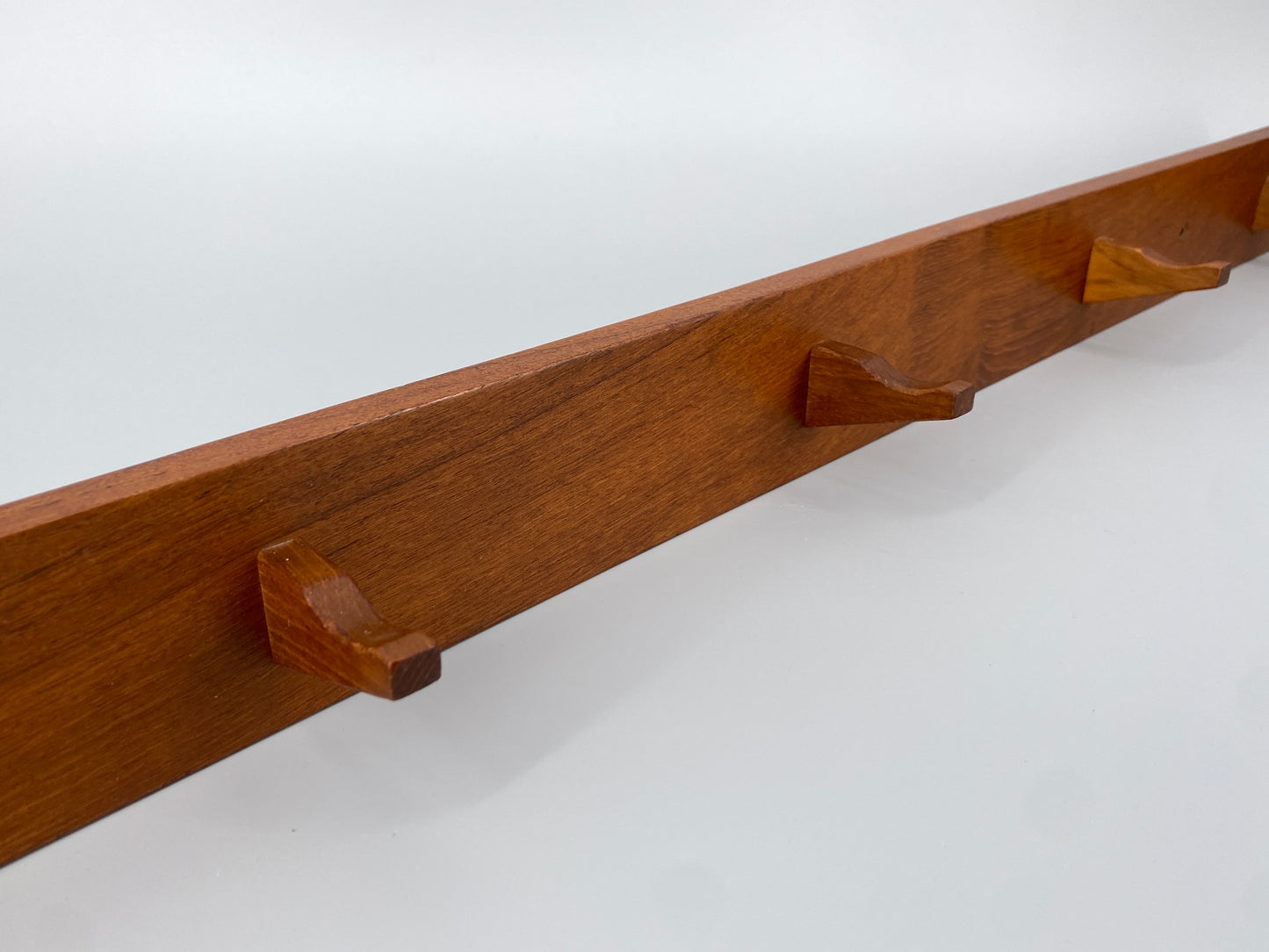 Mid Century Design Wandgarderobe aus massiven Teakholz, um 1950