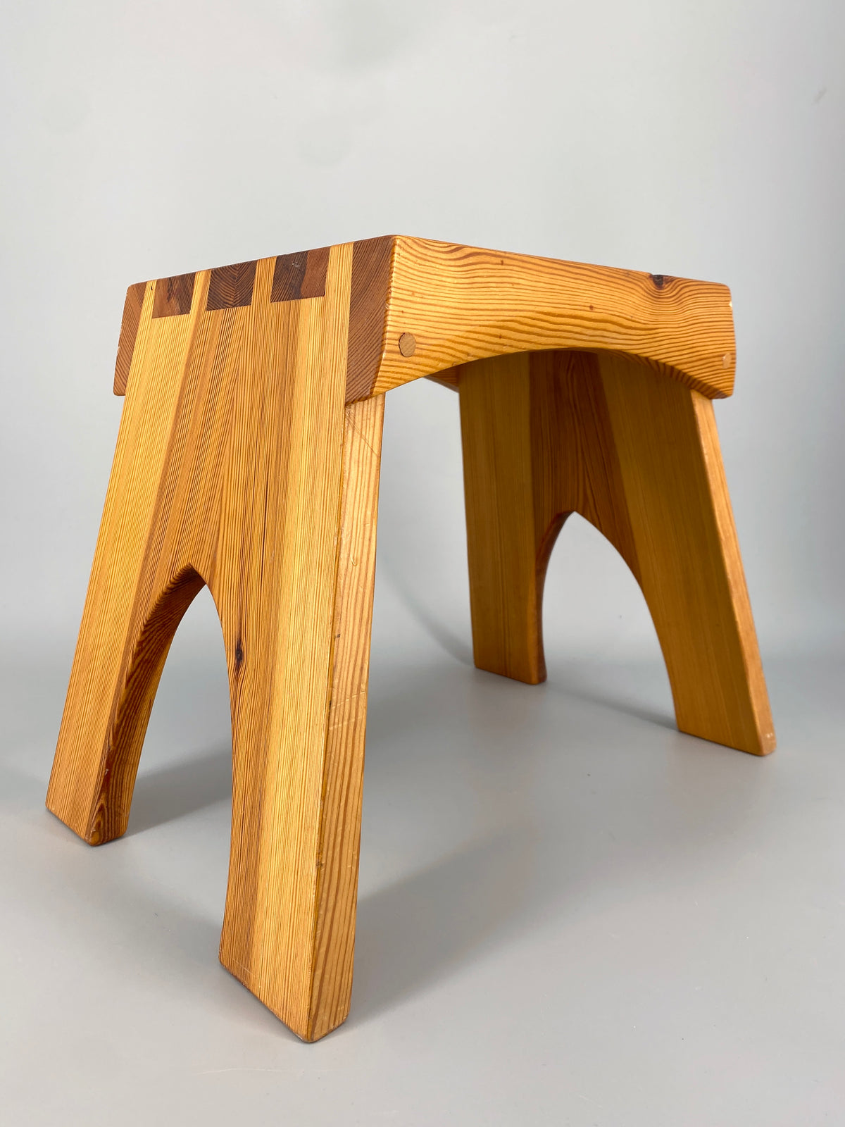 Mid Century Design Hocker aus massiven Kieferholz und schöner Zapfenverbindung
