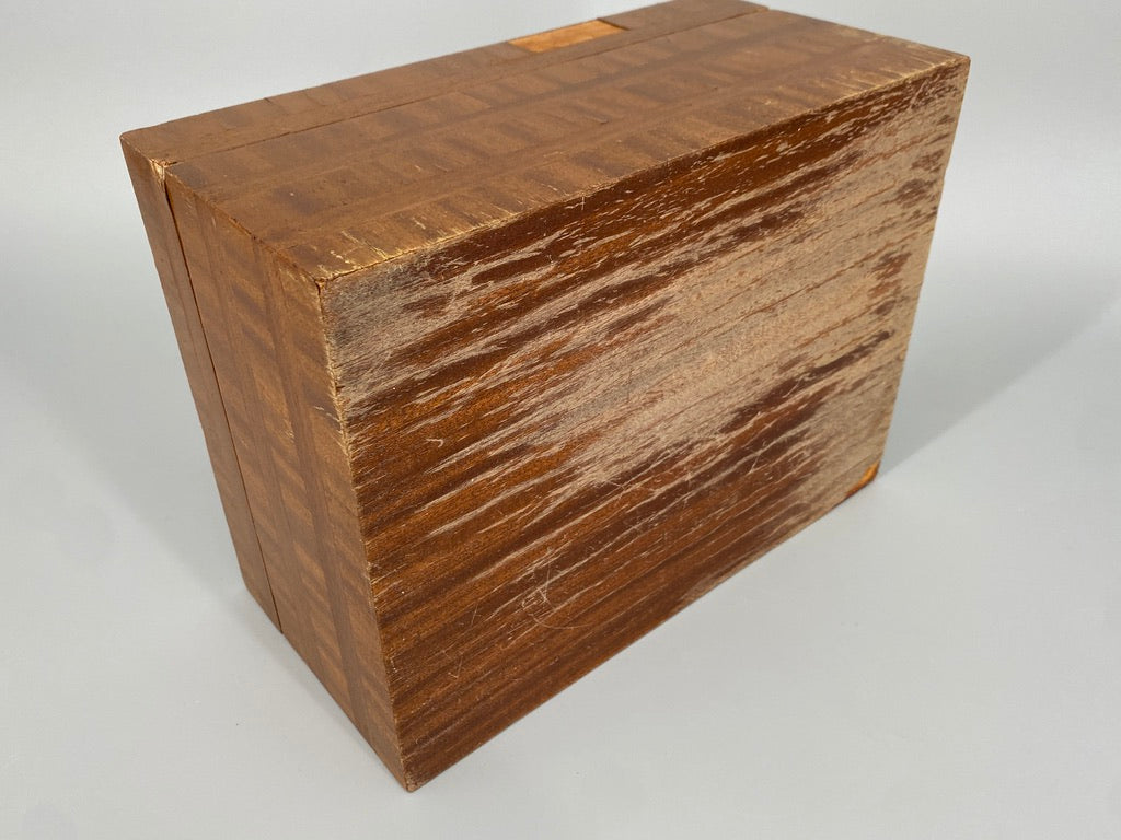 Holzschatulle mit Nussbaumfurnier in Streifenmuster, spätes Art-Deco