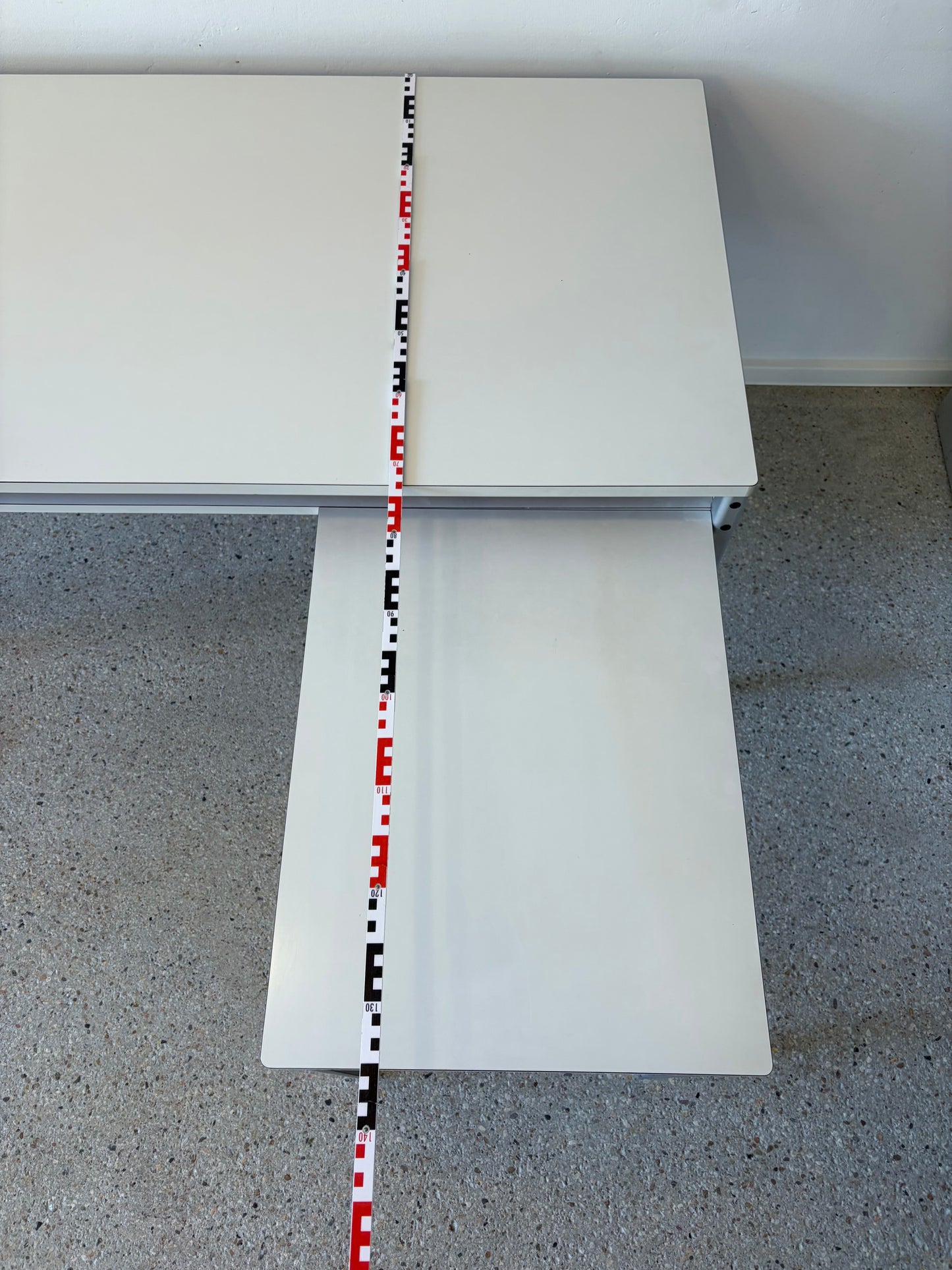 Schreibtisch mit Schreibmaschinenerweiterung von Dieter Rams für das Program 570 von Vitsoe, Deutschland um 1980