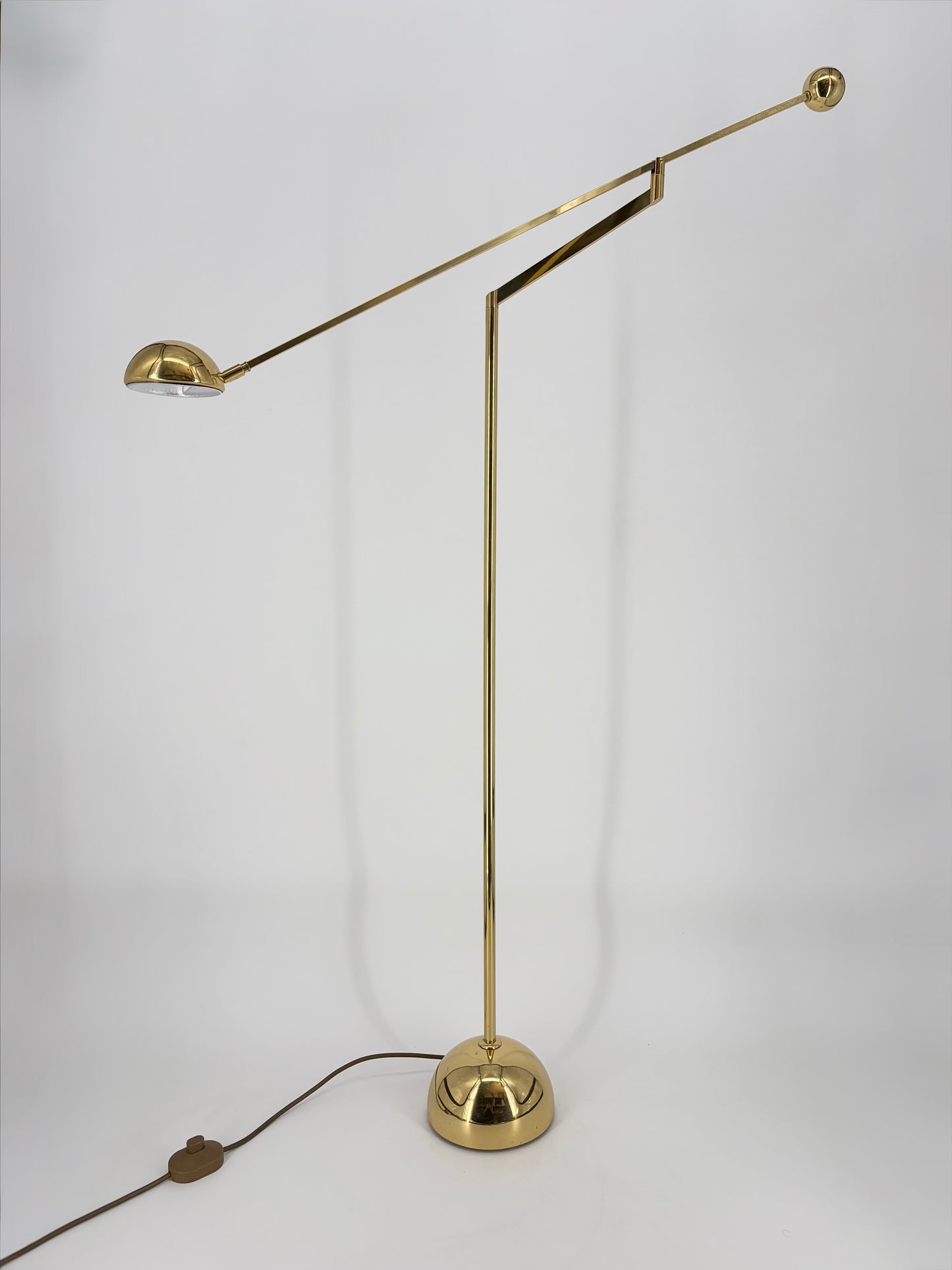 Balance Stehlampe. mit Schwenkarm von Sölken Leuchten in gold, Deutschland 1980er