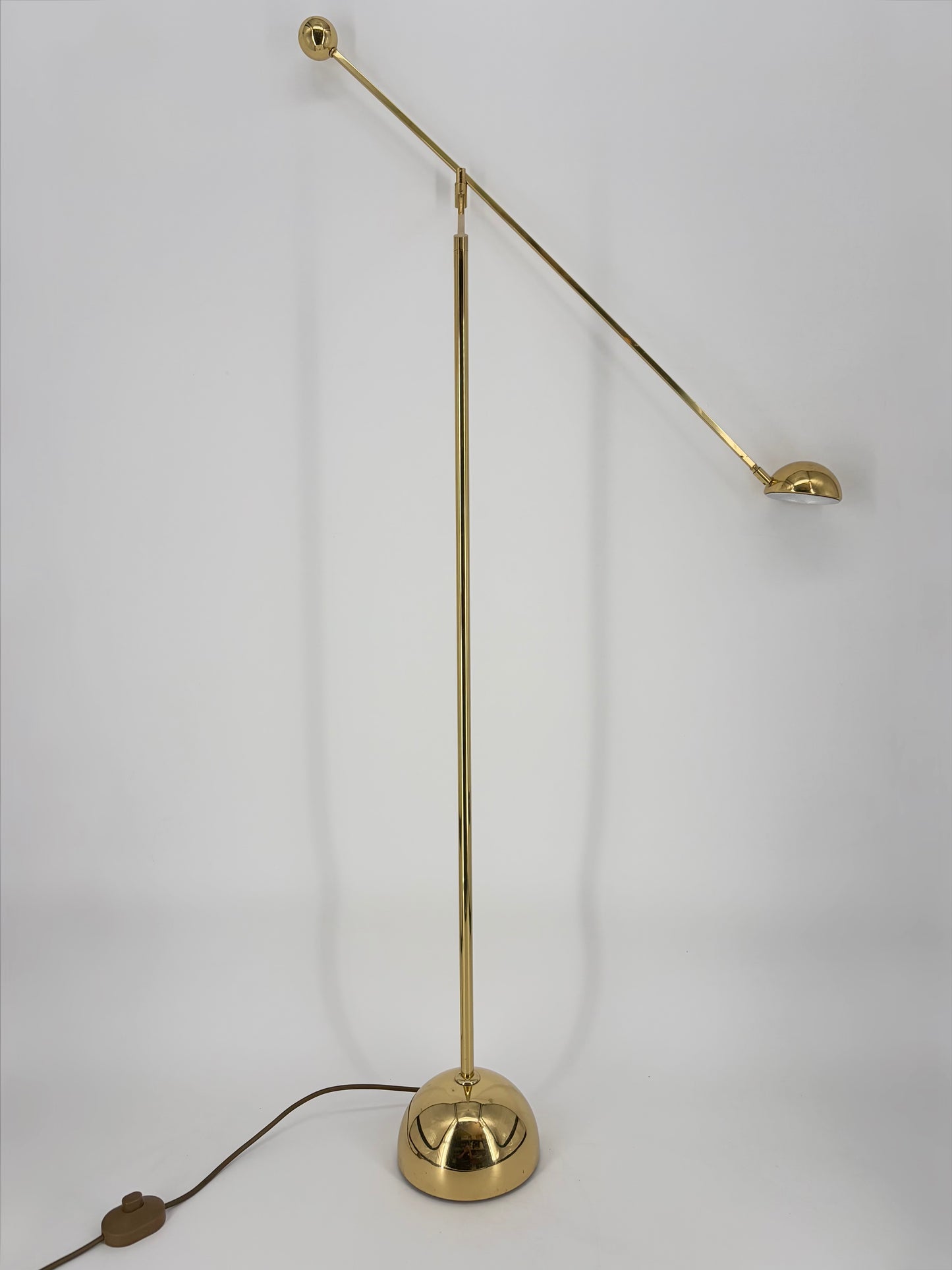 Balance Stehlampe. mit Schwenkarm von Sölken Leuchten in gold, Deutschland 1980er