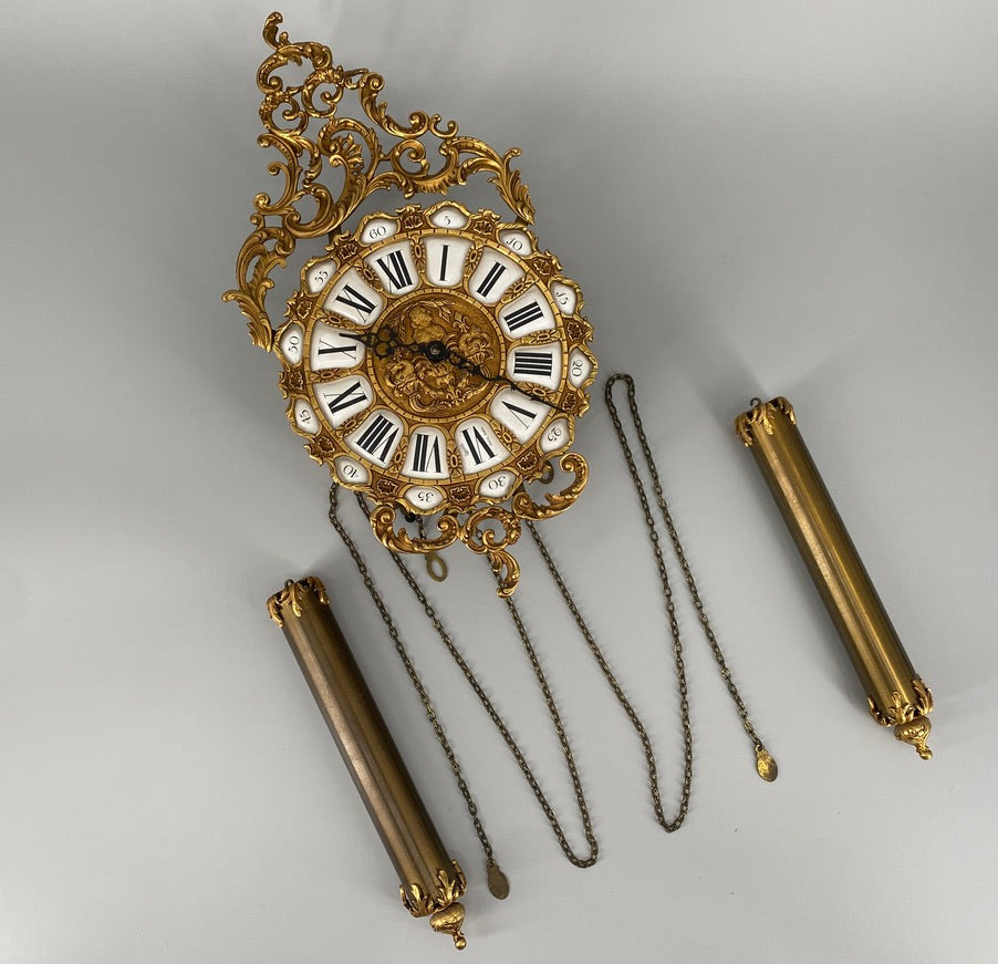Reich verzierte Cartelwanduhr im französischen Rokoko-Stil von Azura, Schweiz, Mitte des. 20 Jhd.