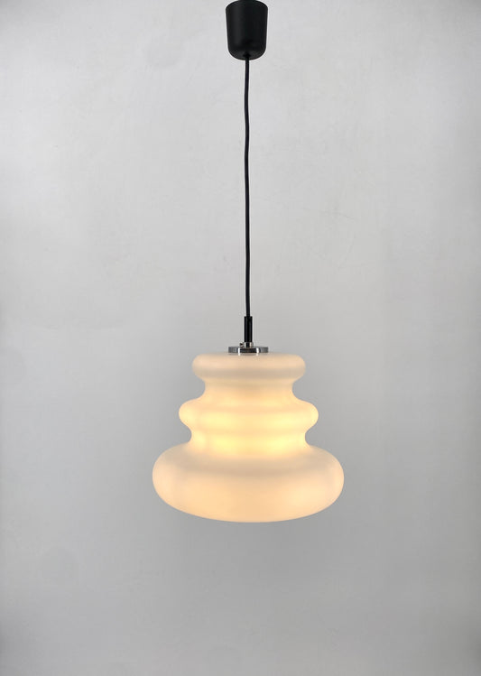 Hängelampe aus mundgeblasenem Opalglas