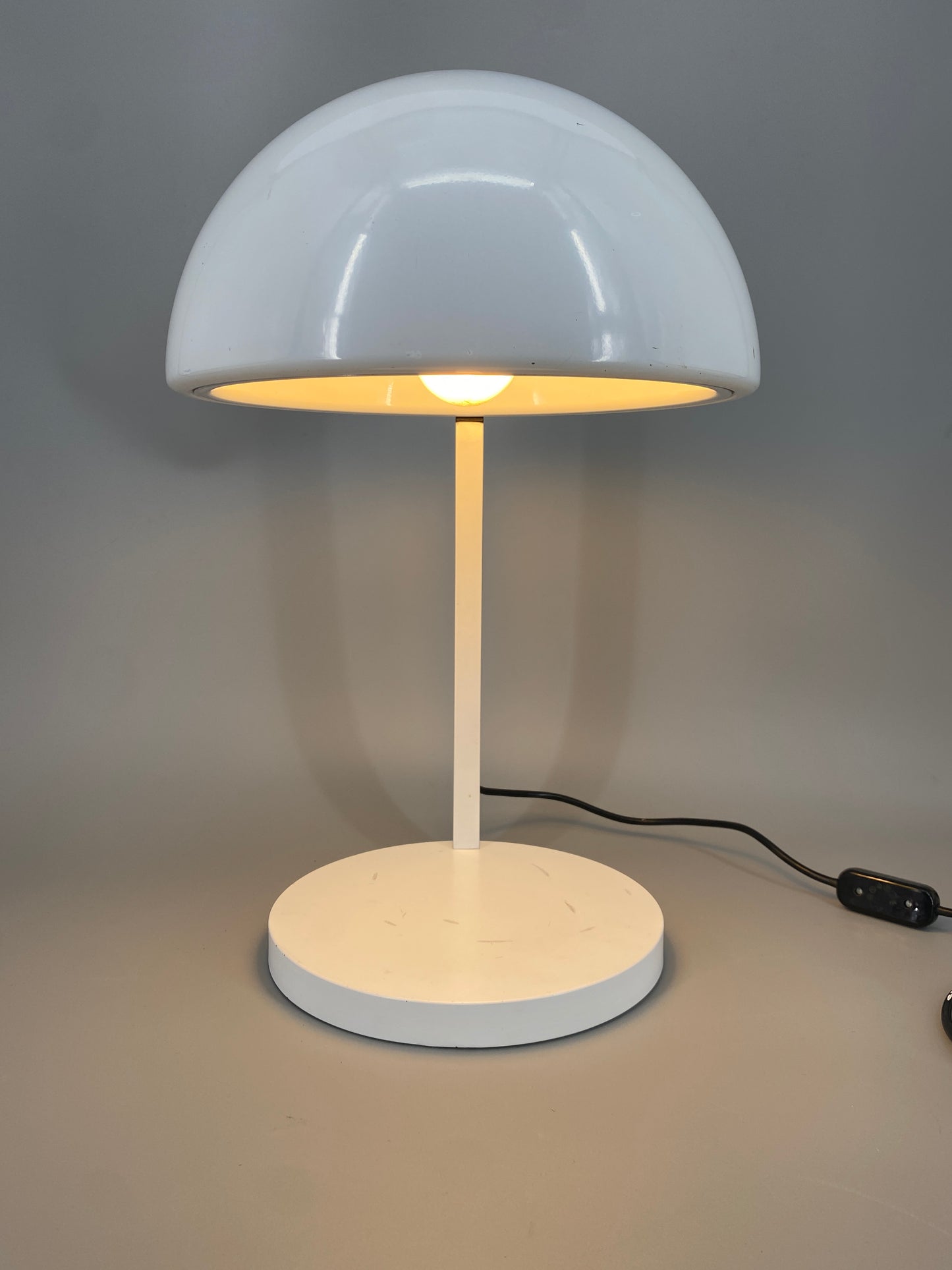 Postmoderne Tischlampe mit charakteristischem halbkugelförmigen Lampenschirm, um 1980