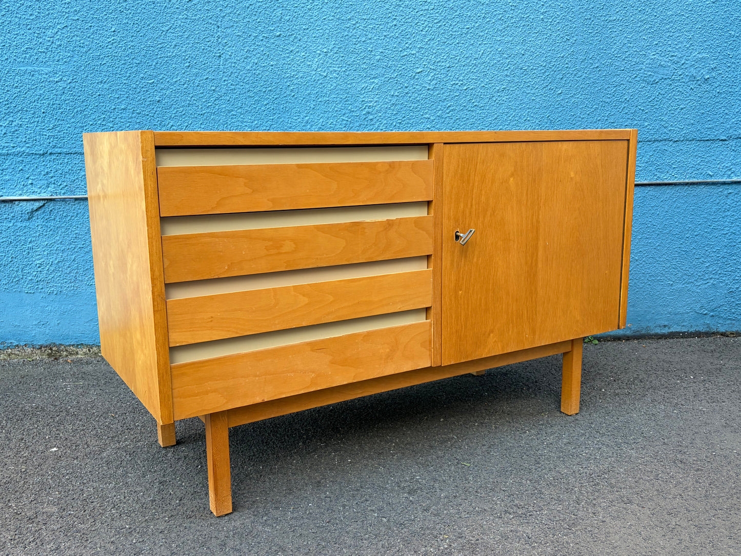 Kleines Sideboard in Birke von der VEB Deutsche Werkstätten Hellerau, DDR 1957