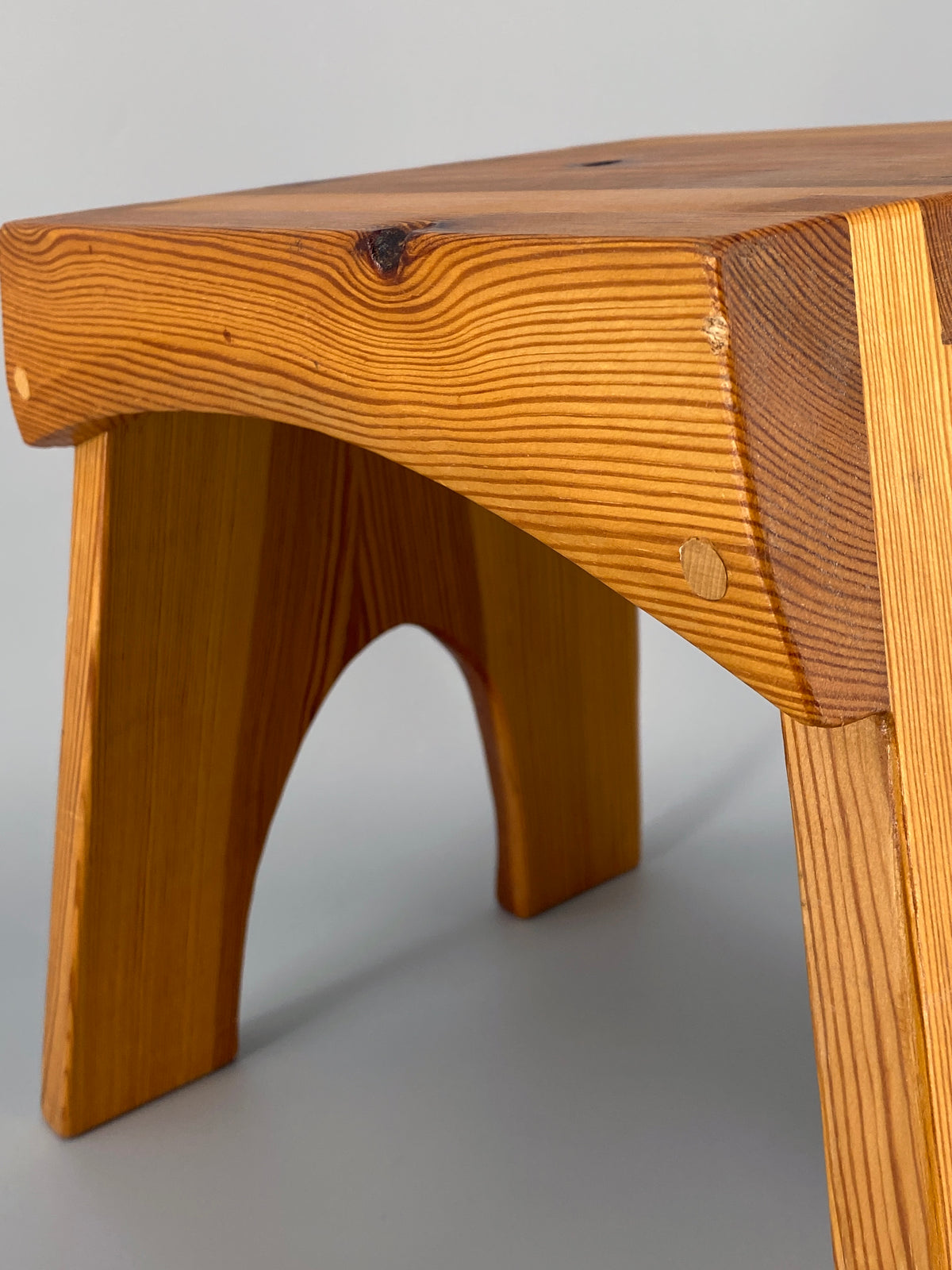 Mid Century Design Hocker aus massiven Kieferholz und schöner Zapfenverbindung