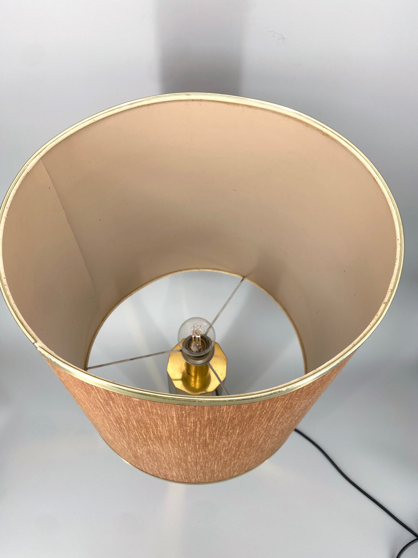 Tischlampe im Hollywood Regency Stil mit Messing-Sockel um 1970