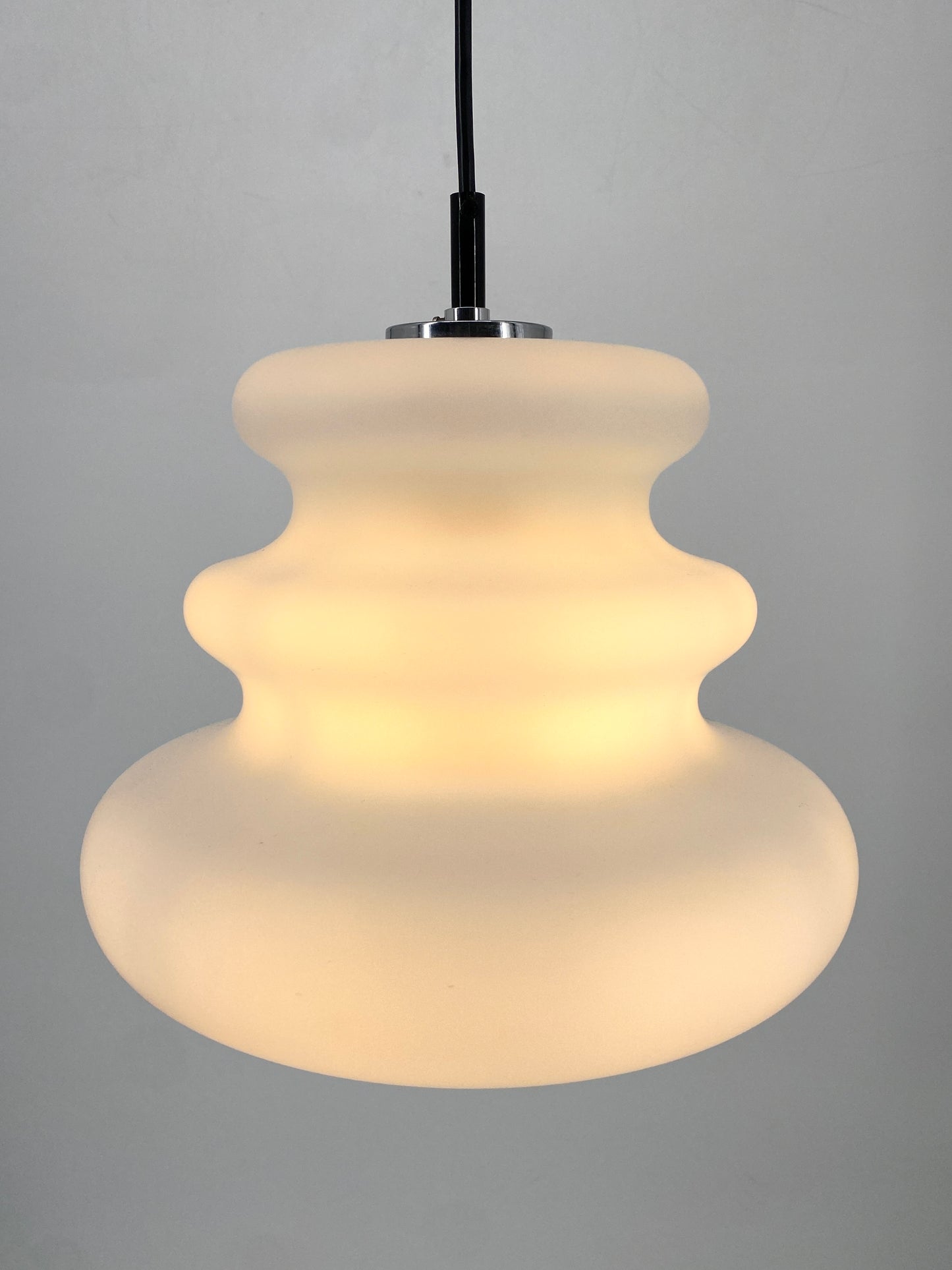 Hängelampe "AH1" aus mundgeblasenem Opalglas von Peill & Putzler