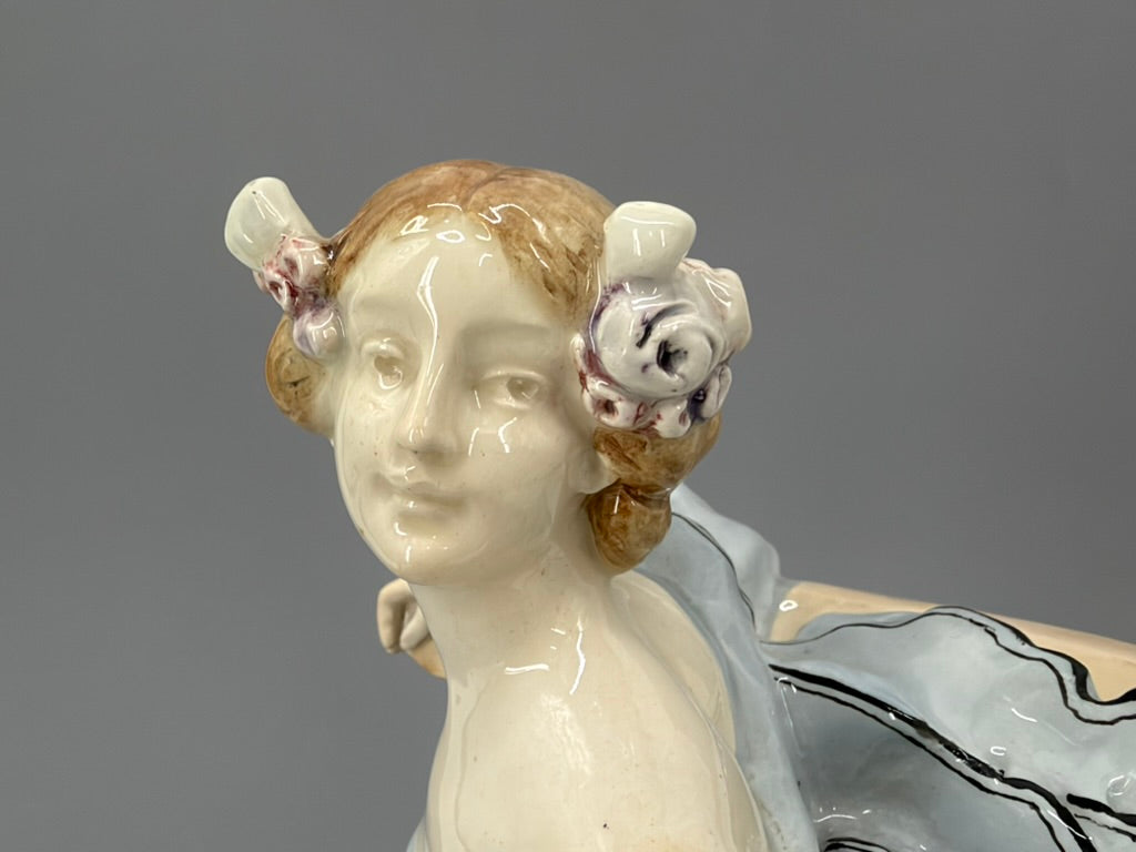 Keramikfigur einer jungen Dame im Krinolin-Ballkleid "Ball Pause" von Stanislaus Emil Czapek (1874–1921) für die Goldscheider ManufakturWiener Jugendstil um 1914