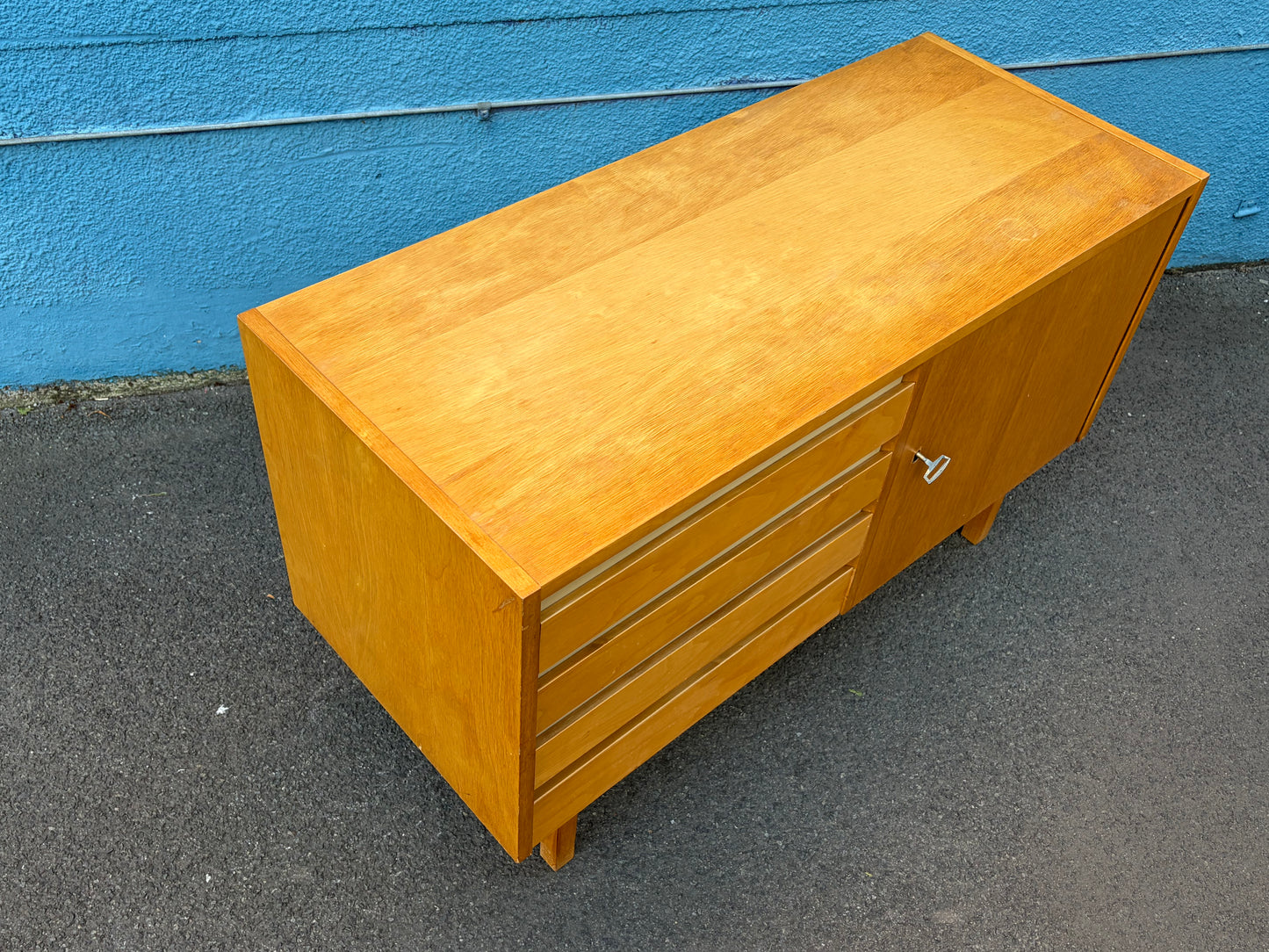 Kleines Sideboard in Birke von der VEB Deutsche Werkstätten Hellerau, DDR 1957