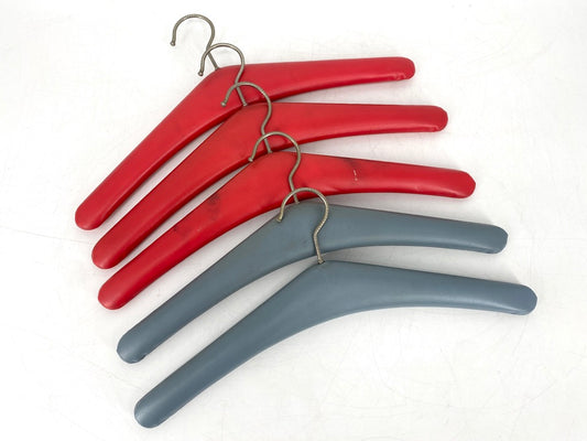Vintage Kleiderbügel mit Kunstleder bezogen in rot und grau, Deutschland 1950er /1960er