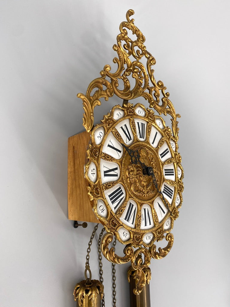 Reich verzierte Cartelwanduhr im französischen Rokoko-Stil von Azura, Schweiz, Mitte des. 20 Jhd.