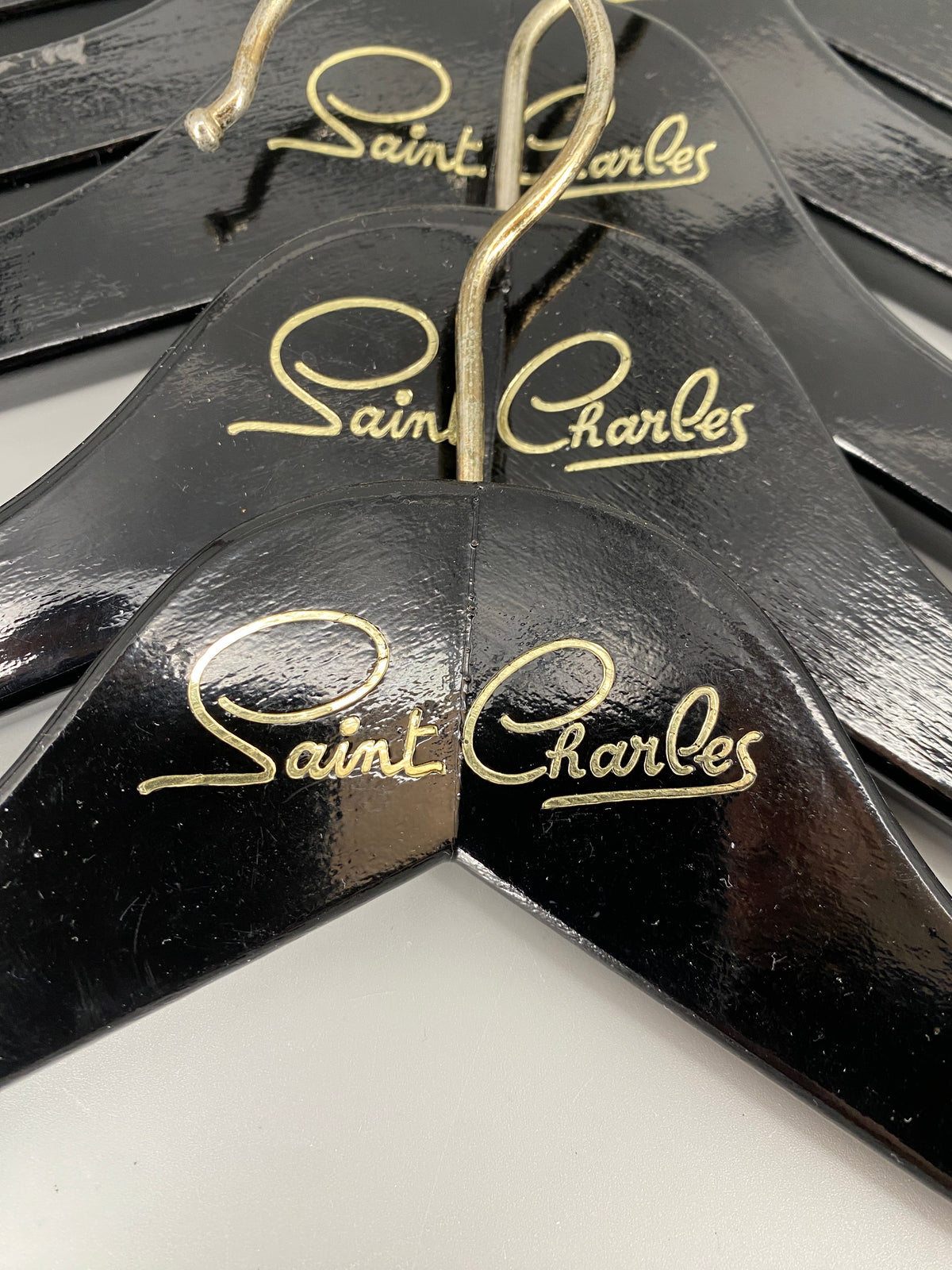 11x vintage Kleiderbügel aus Holz mit Werbeaufdruck von "Saint Charles"