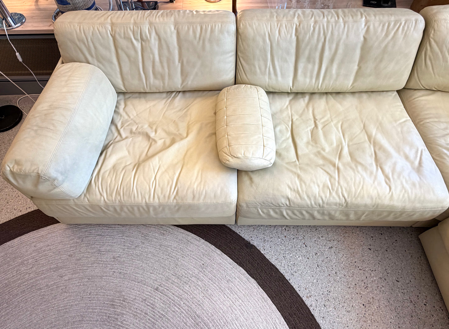 Couchgarnitur DS76 von De Sede aus cremefarbenem Leder mit Gästebettfunktion, Schweiz 1970er