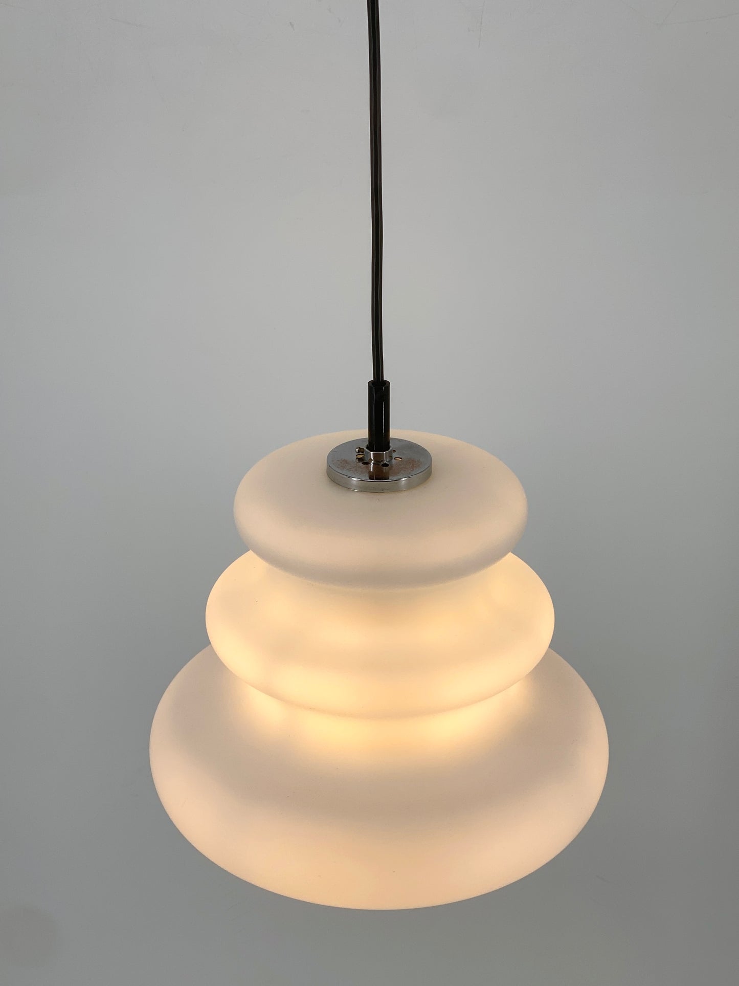 Hängelampe "AH1" aus mundgeblasenem Opalglas von Peill & Putzler