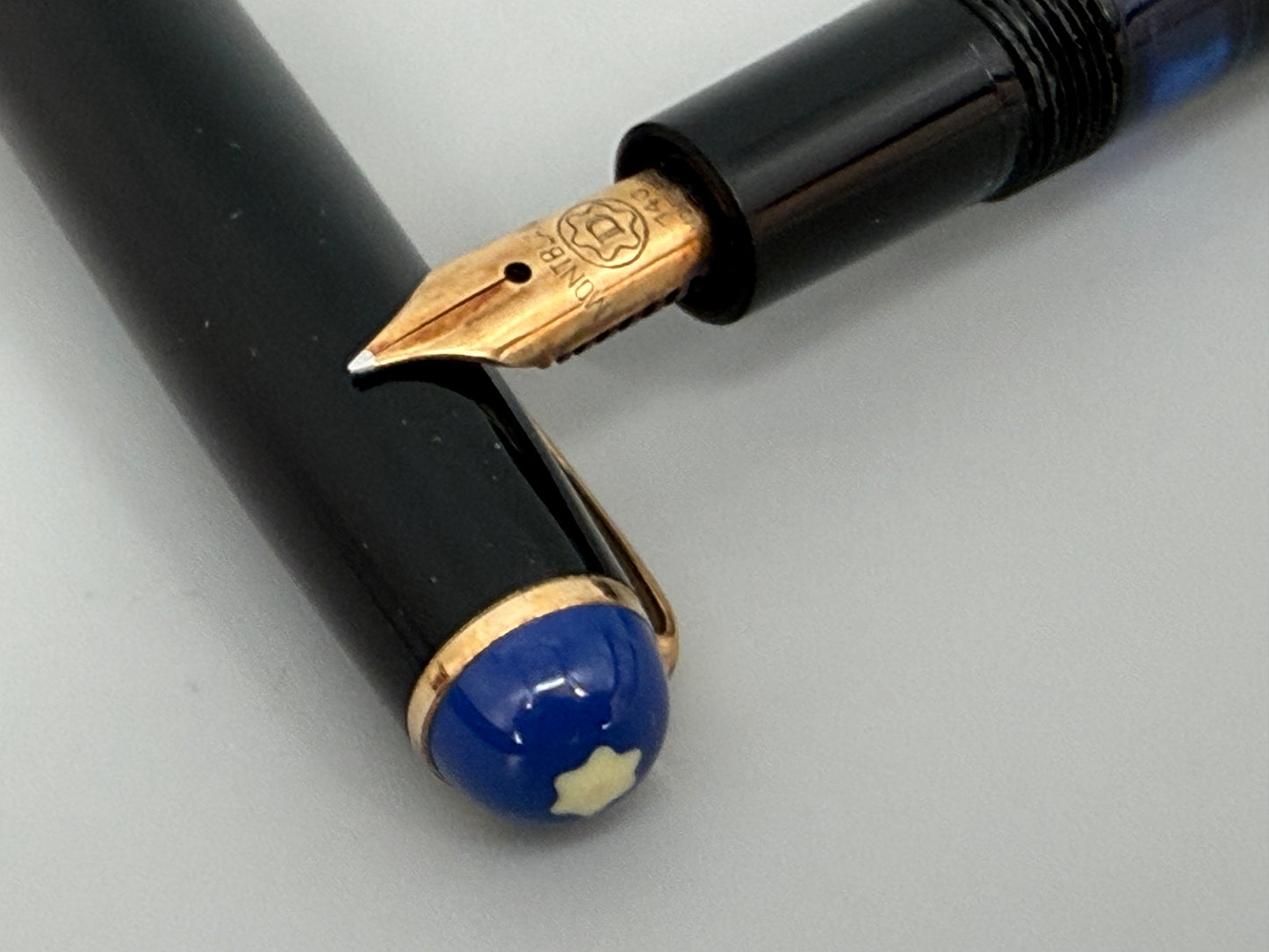 Seltener Montblanc Kolbenfüller 344-D mit 24 Karat Goldfeder und seltener blauer Logo-Kappe, Deutschland 1958