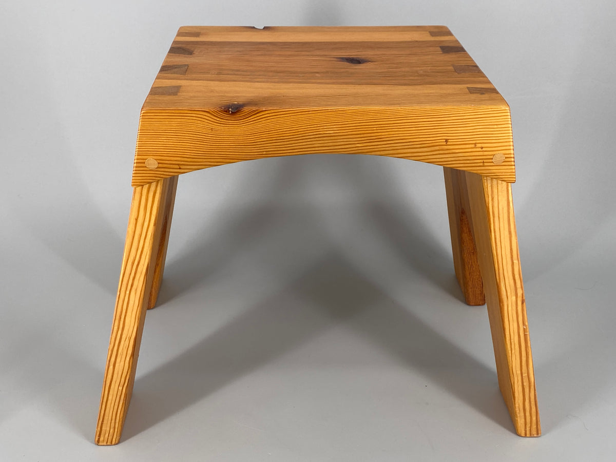 Mid Century Design Hocker aus massiven Kieferholz und schöner Zapfenverbindung