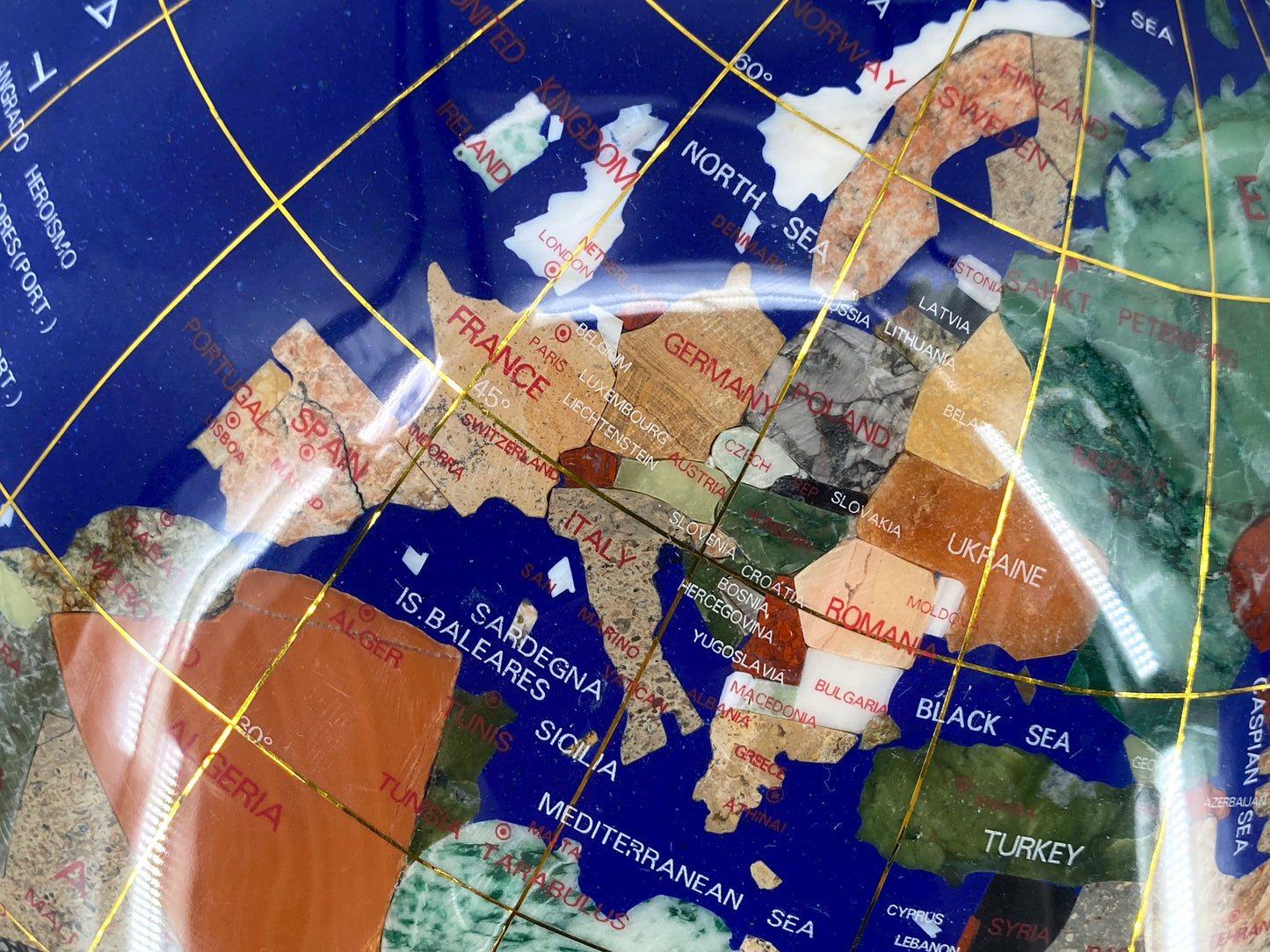 Große, imposante Weltkugel Globus mit Ländern aus eingelegten Halbedelsteinen und Perlmutt, 1990er