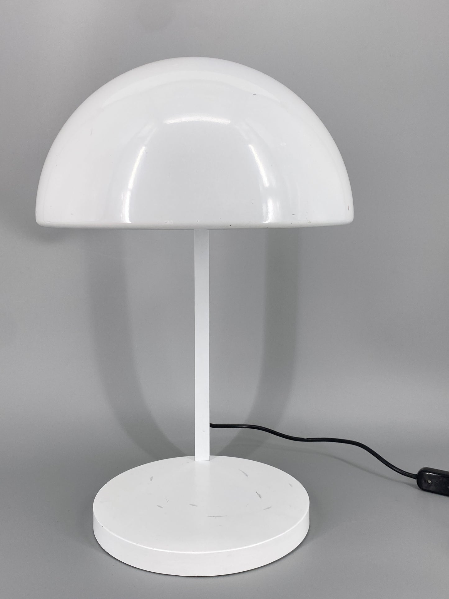 Postmoderne Tischlampe mit charakteristischem halbkugelförmigen Lampenschirm, um 1980